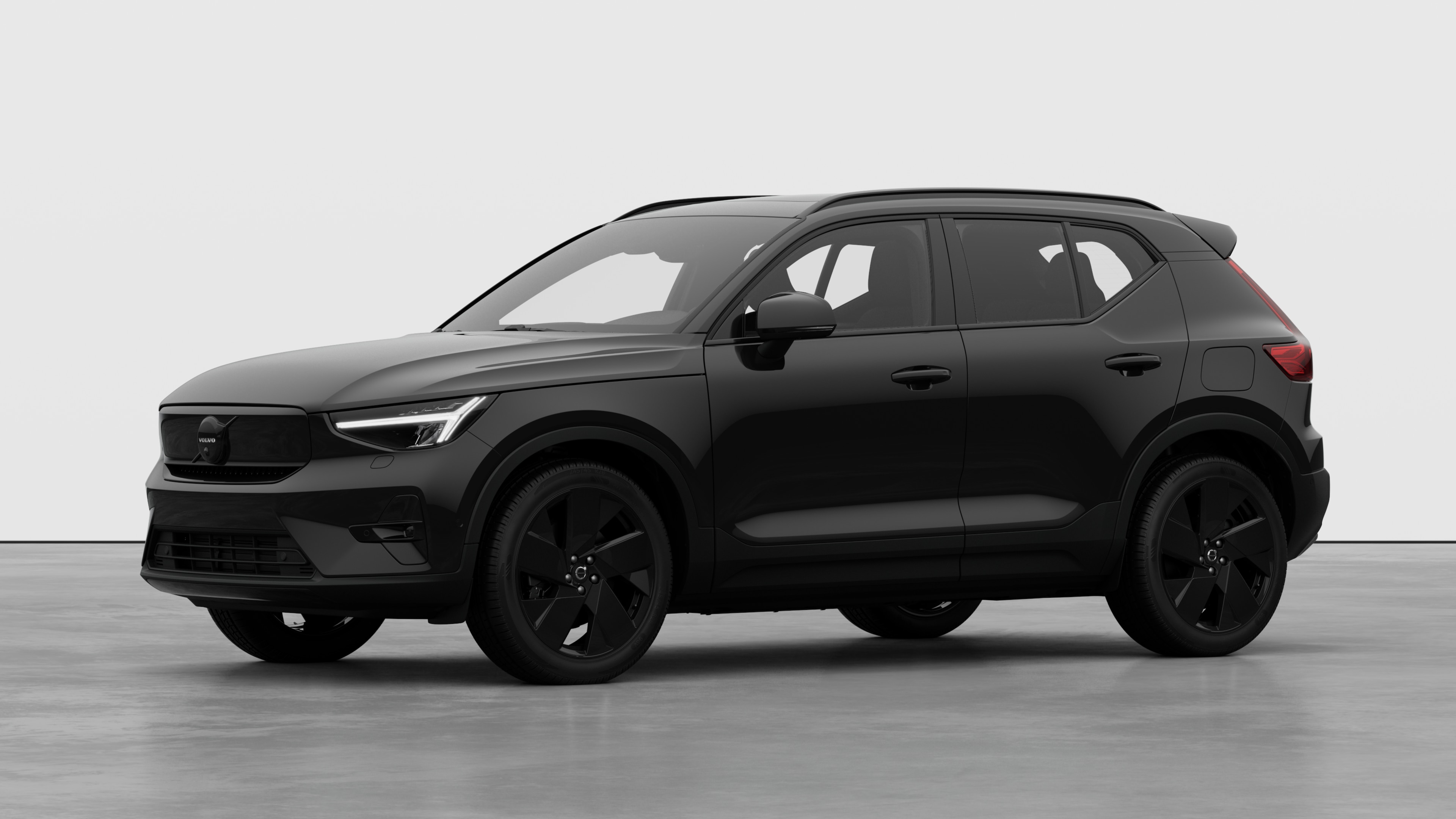 Volvo-bilens eksteriør i trekvartvisning, almindelig studiebaggrund.