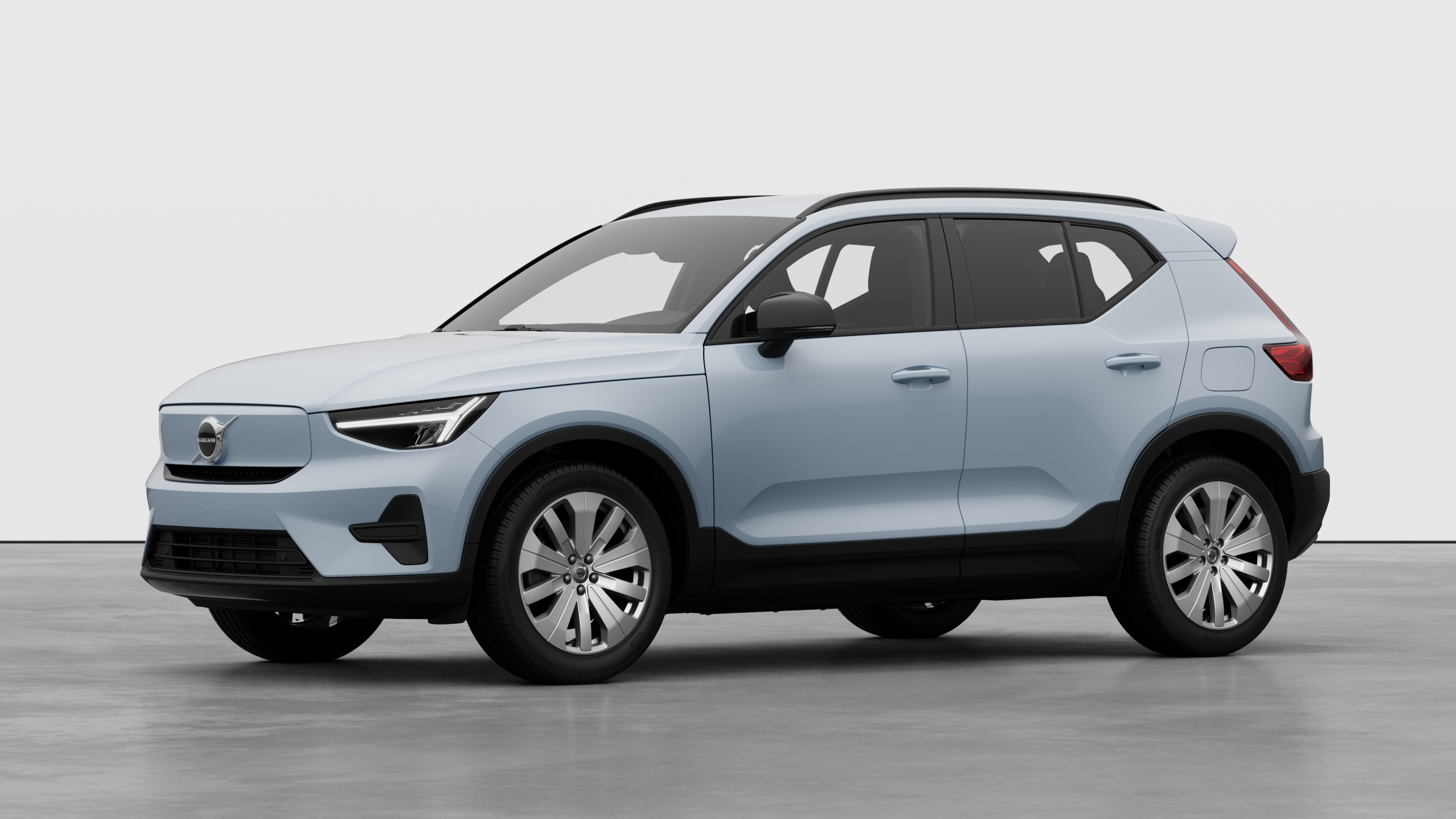 Het exterieur van de Volvo-auto in driekwart aanzicht, duidelijke studioachtergrond.