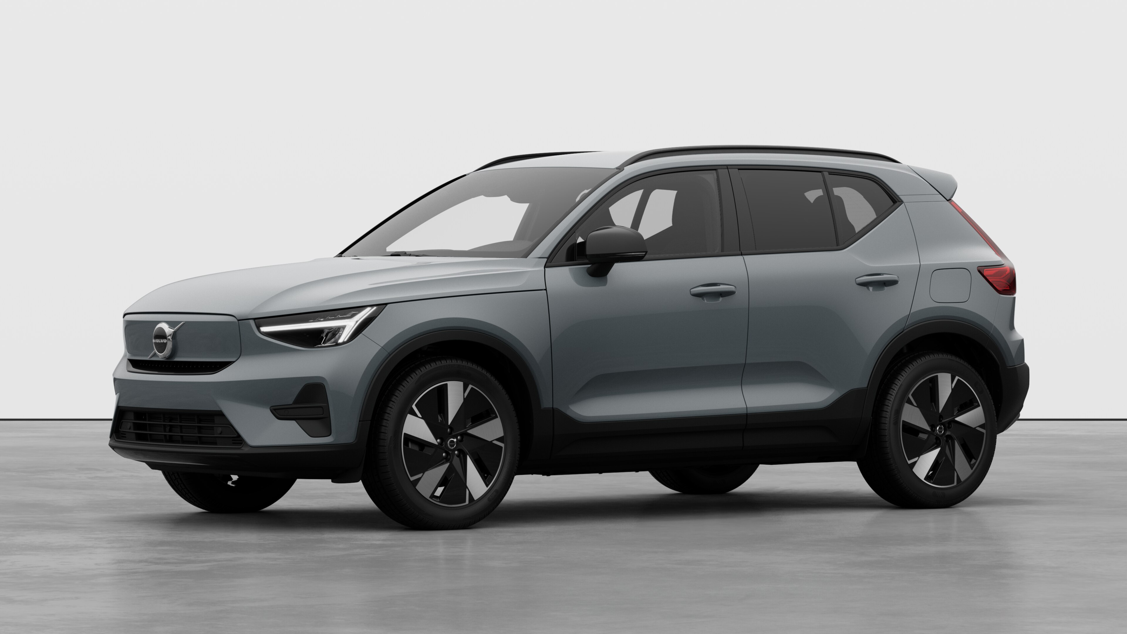 Extérieur d’une Volvo vue de trois quarts, fond de studio uni.