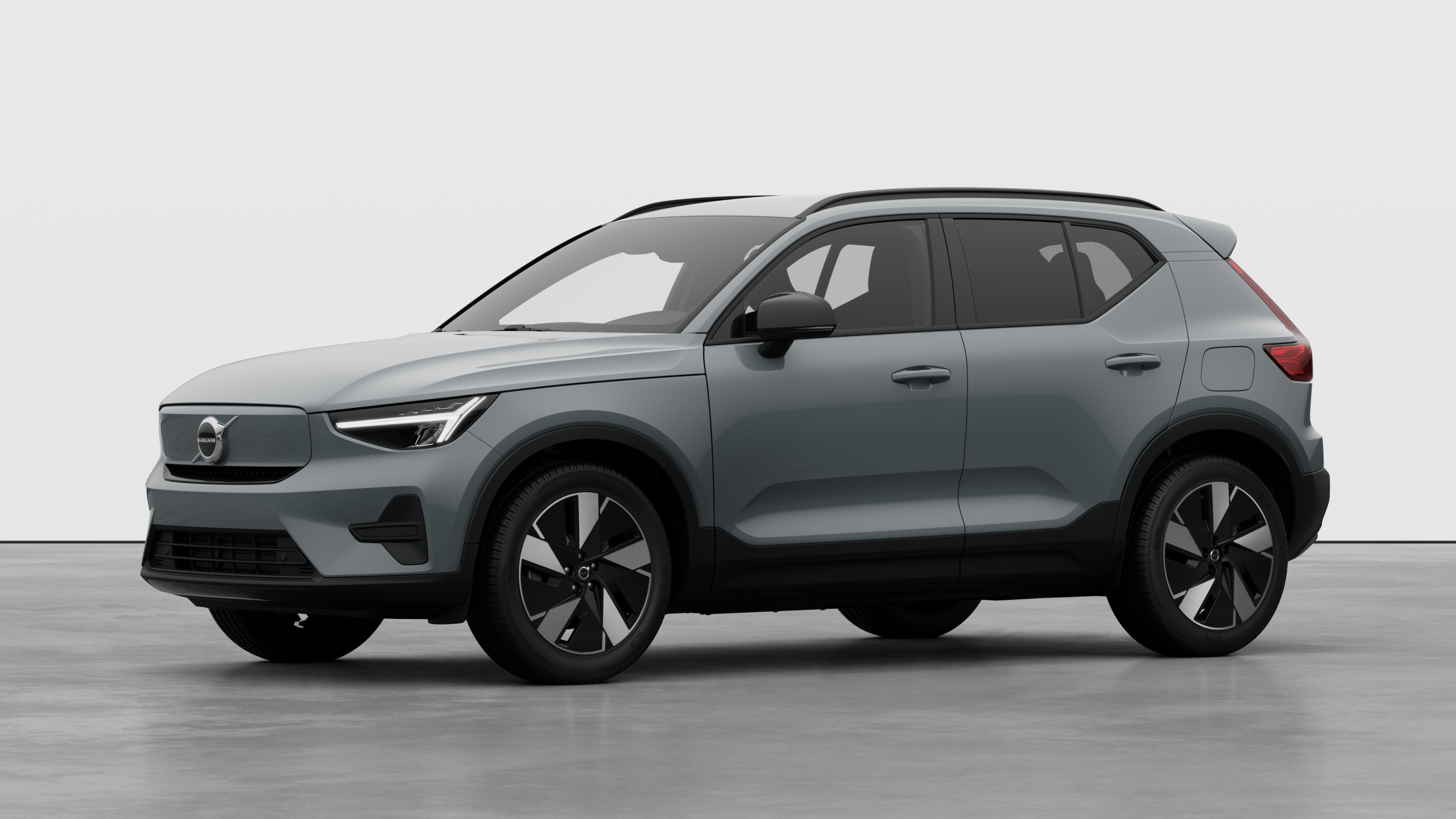 Exterieur van Volvo in driekwart aanzicht, effen studioachtergrond.