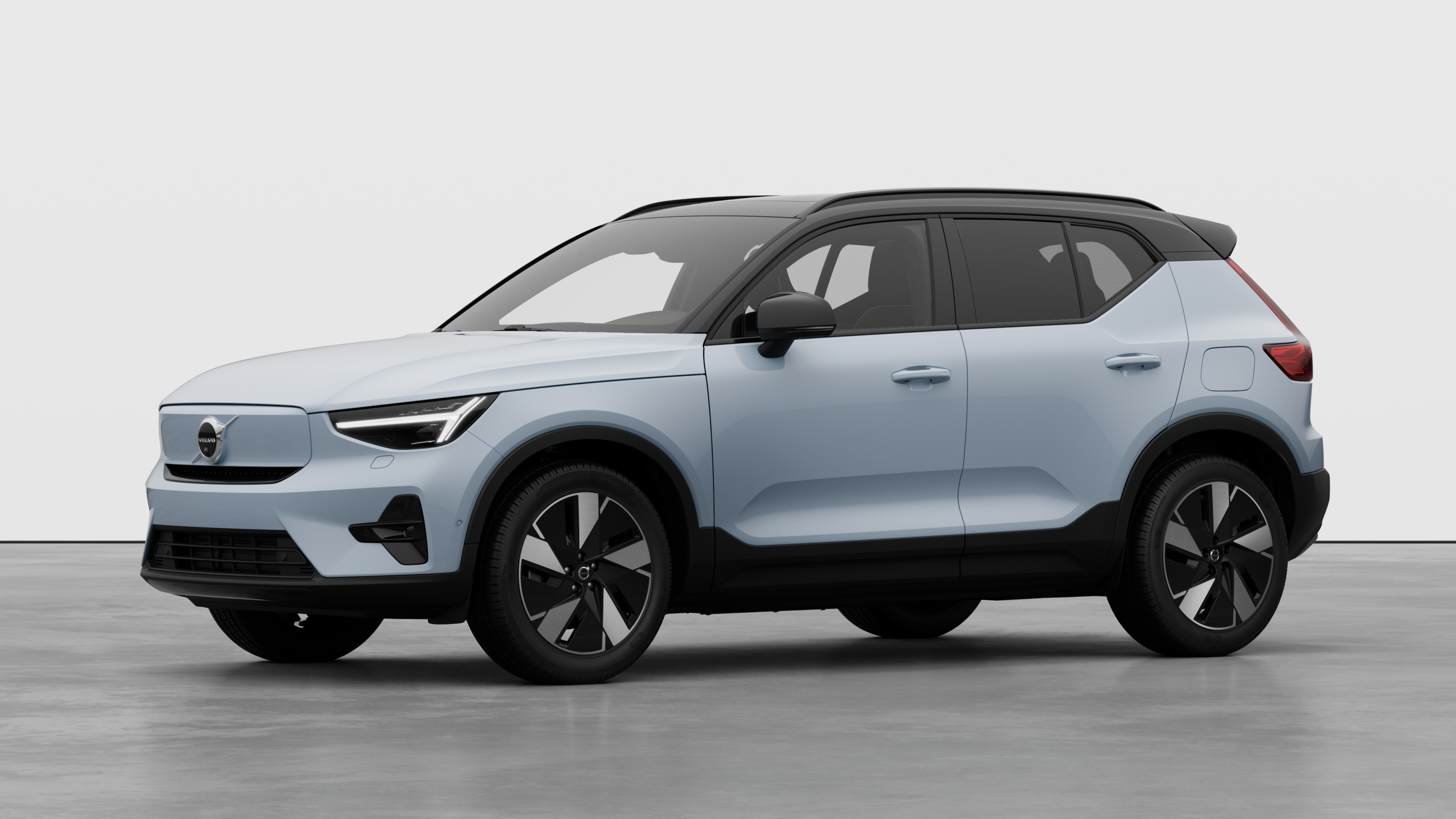 מבט מהצד על מכונית וולוו במבט שלושת רבעי, רקע סטודיו רגיל.