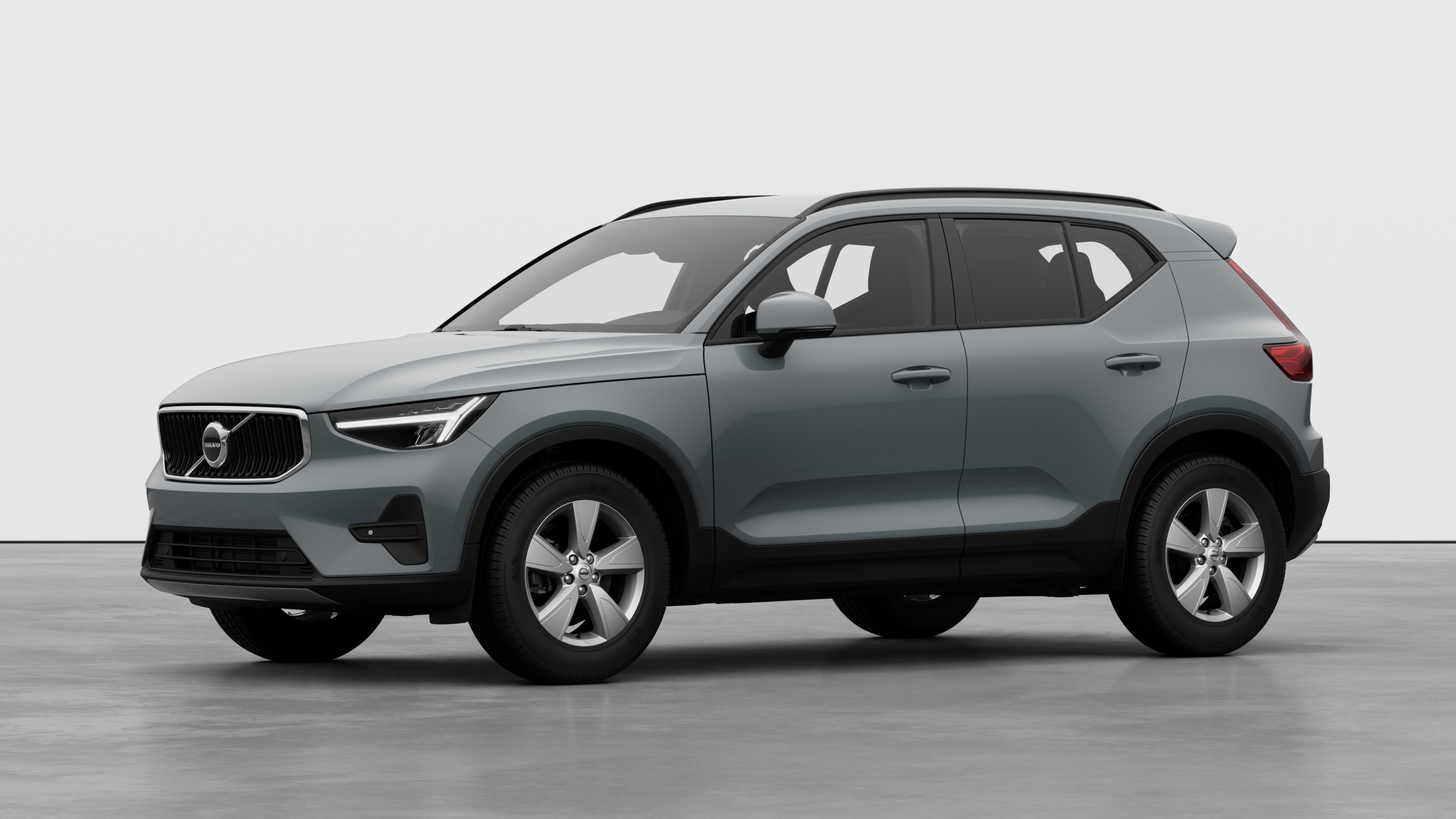 Extérieur d’une Volvo vue de trois quarts, fond de studio uni.