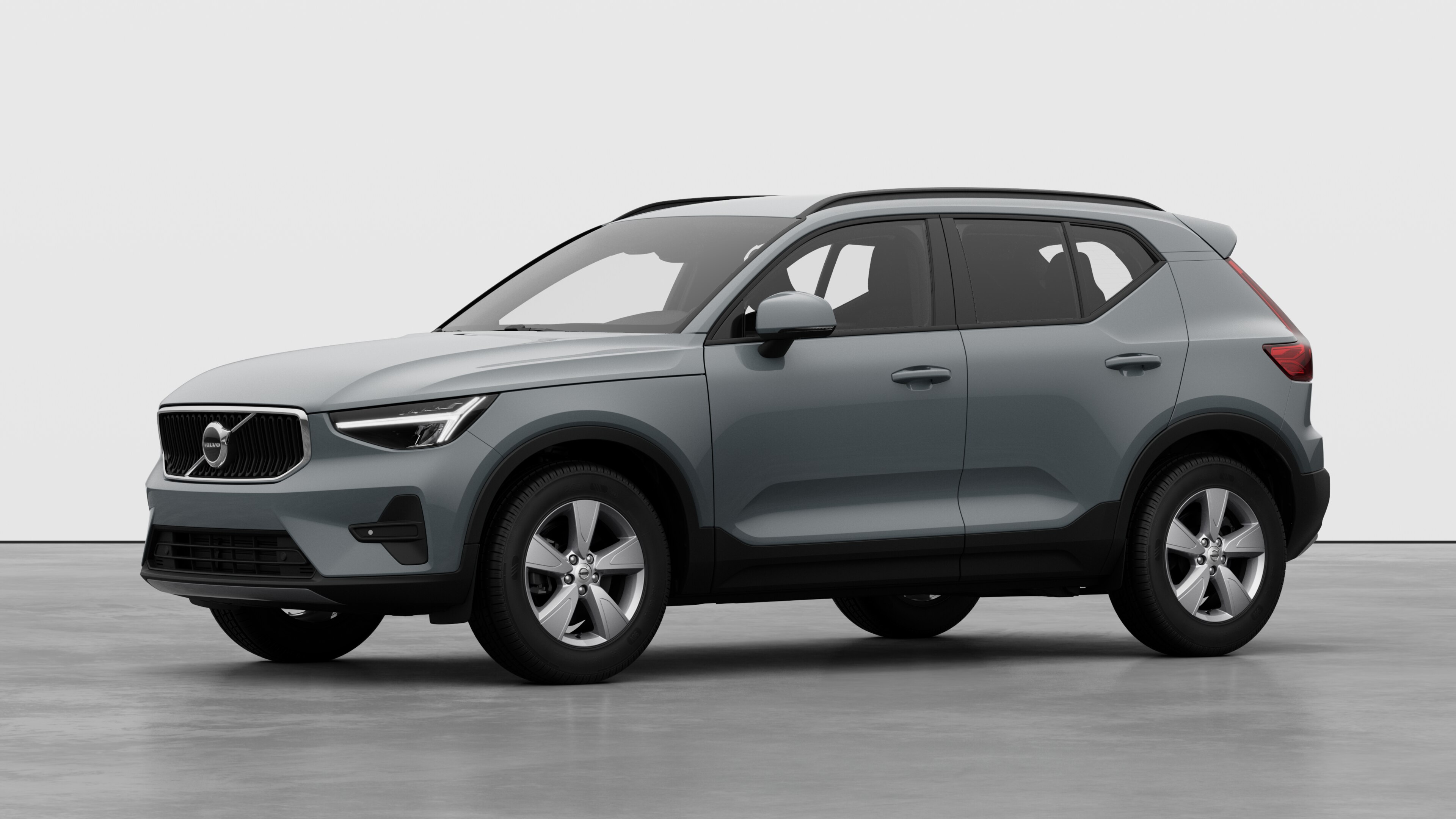 Extérieur d’une Volvo vue de trois quarts, fond de studio uni.