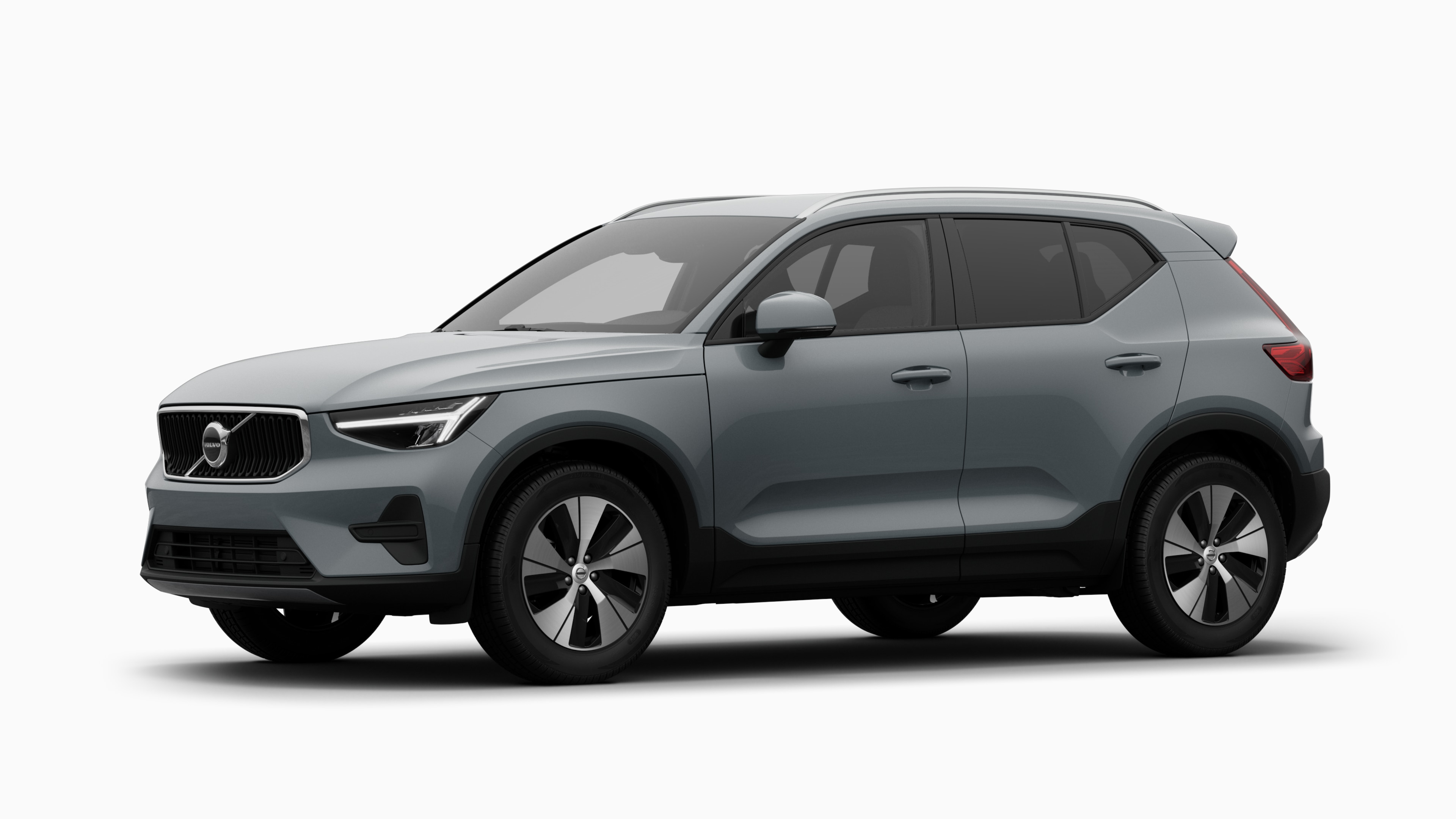 Extérieur d’une Volvo vue de trois quarts, fond de studio uni.