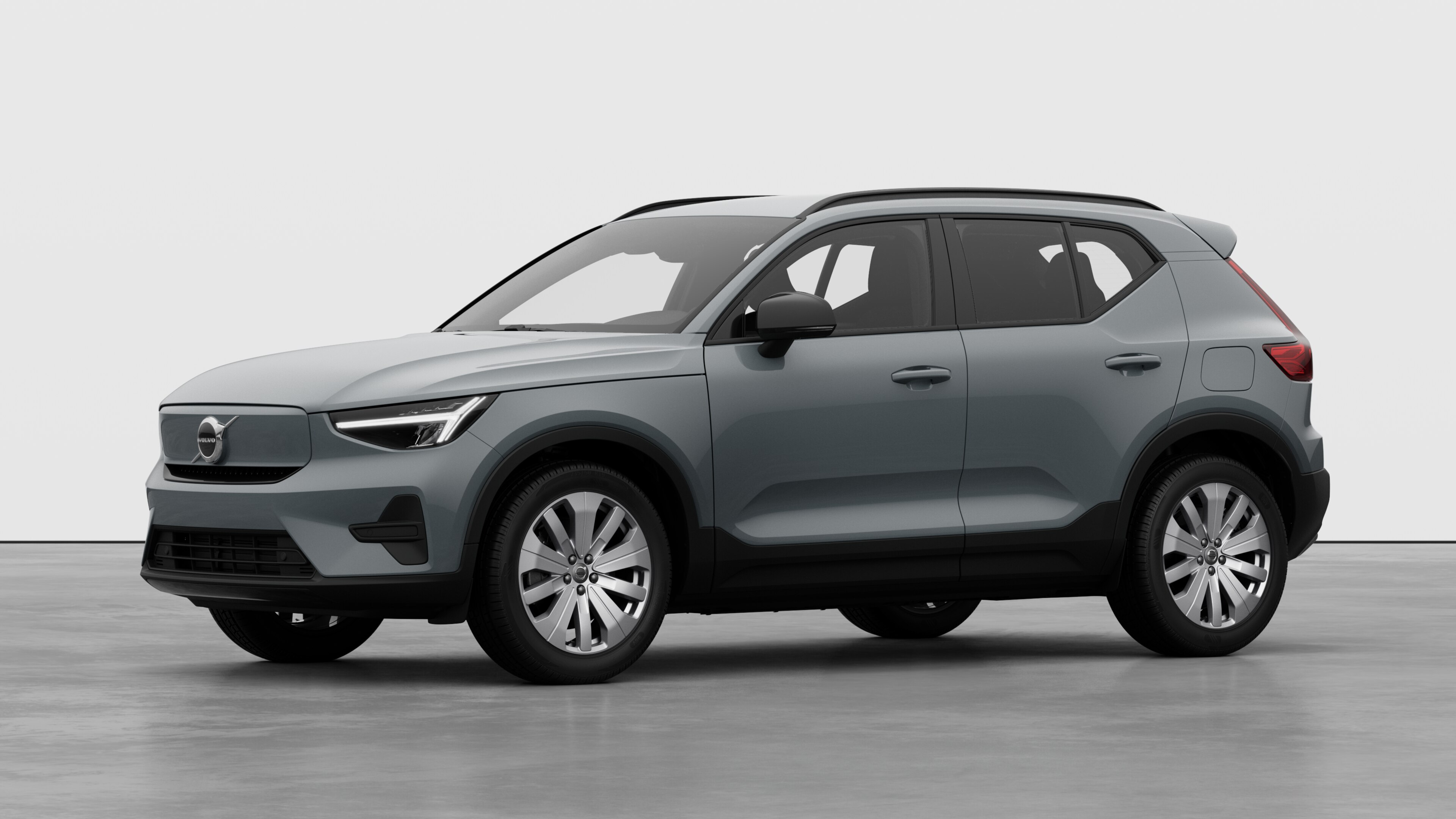 Extérieur d’une Volvo vue de trois quarts, fond de studio uni.