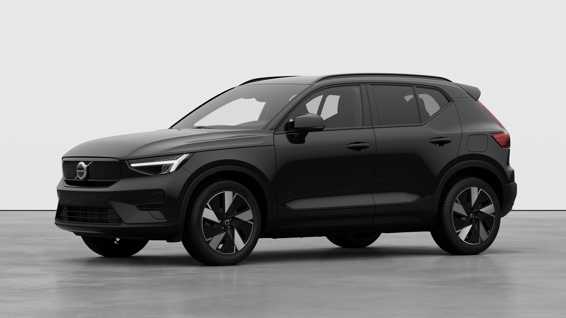 Extérieur d’une Volvo vue de trois quarts, arrière-plan uni d’un studio.