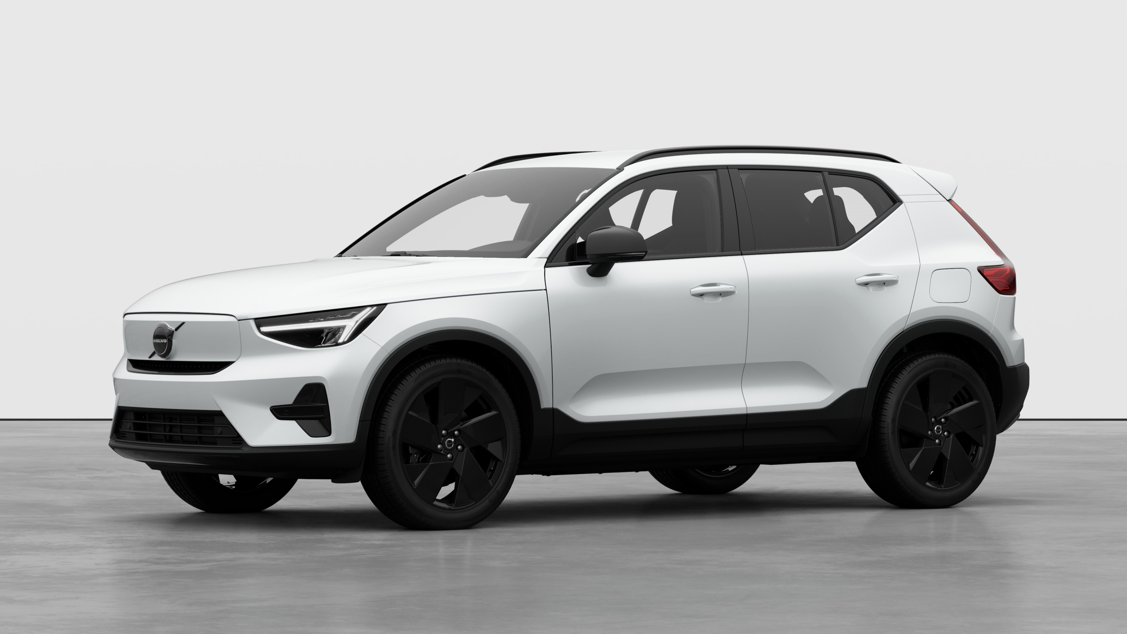 Außenansicht eines Volvo in Dreiviertelansicht, einfarbiger Studiohintergrund.