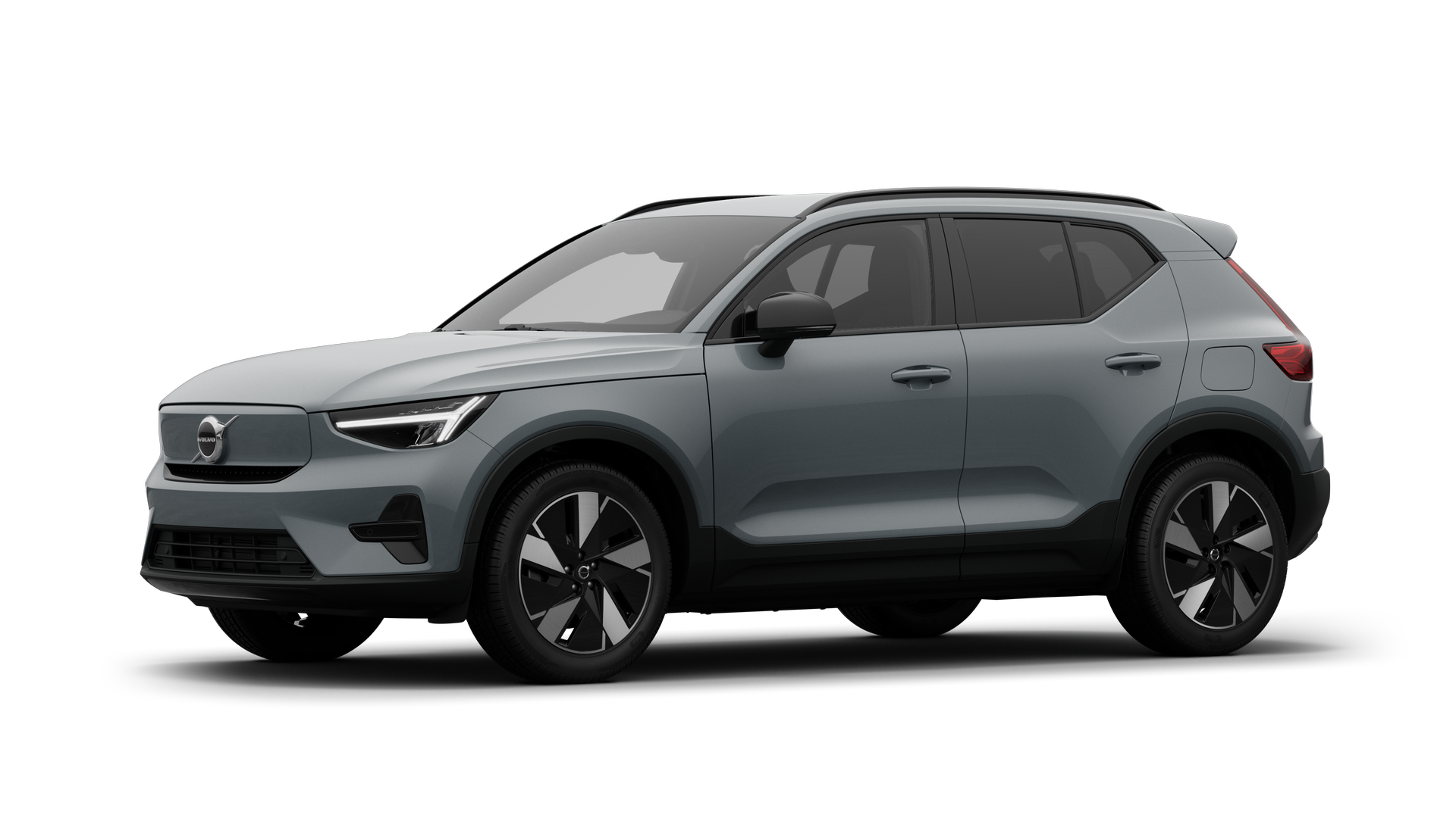 Extérieur d’une Volvo vue de trois quarts, fond de studio uni.