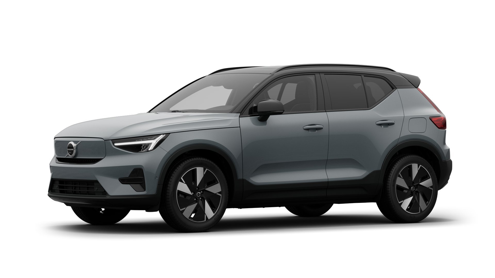 Extérieur d’une Volvo vue de trois quarts, fond de studio uni.