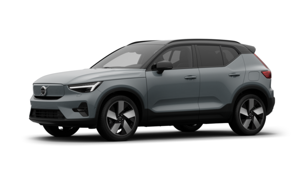Esterno di un'auto Volvo vista di tre quarti, sfondo semplice di uno studio.