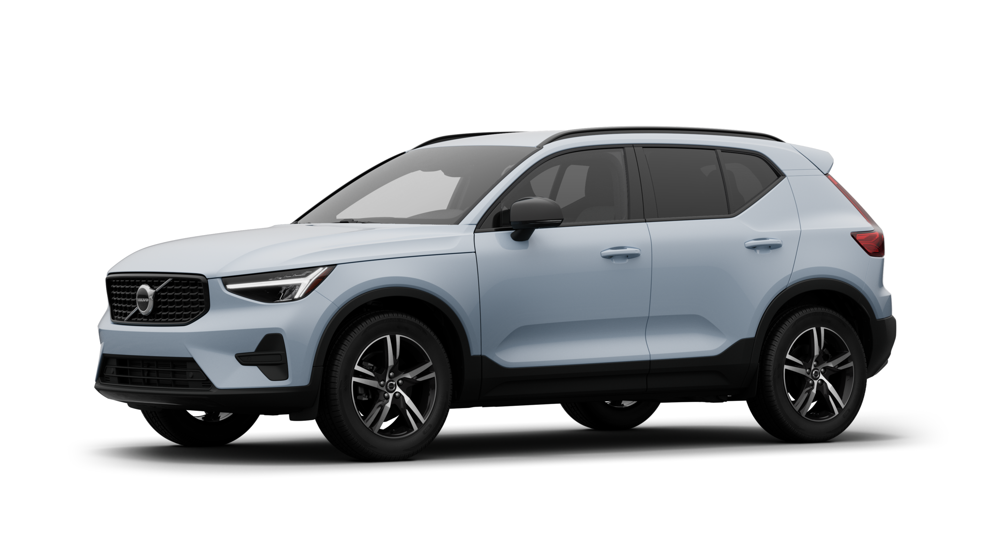 L’extérieur d’une voiture Volvo vue de trois quarts, sur un fond de studio uni.