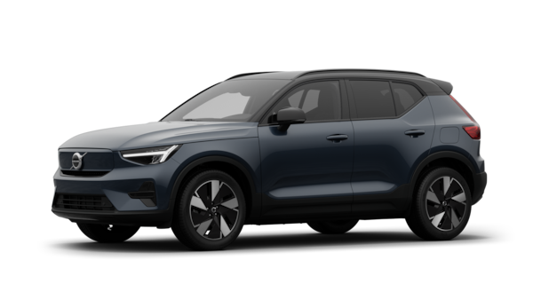 Het exterieur van de Volvo-auto in driekwart aanzicht, duidelijke studioachtergrond.