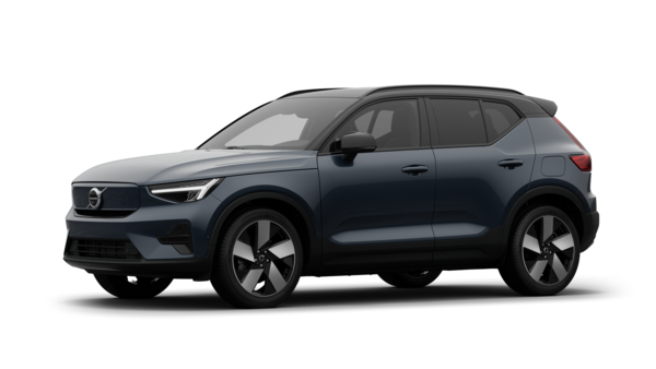 Extérieur d’une voiture Volvo vue de trois-quarts, fond uni d’un studio.