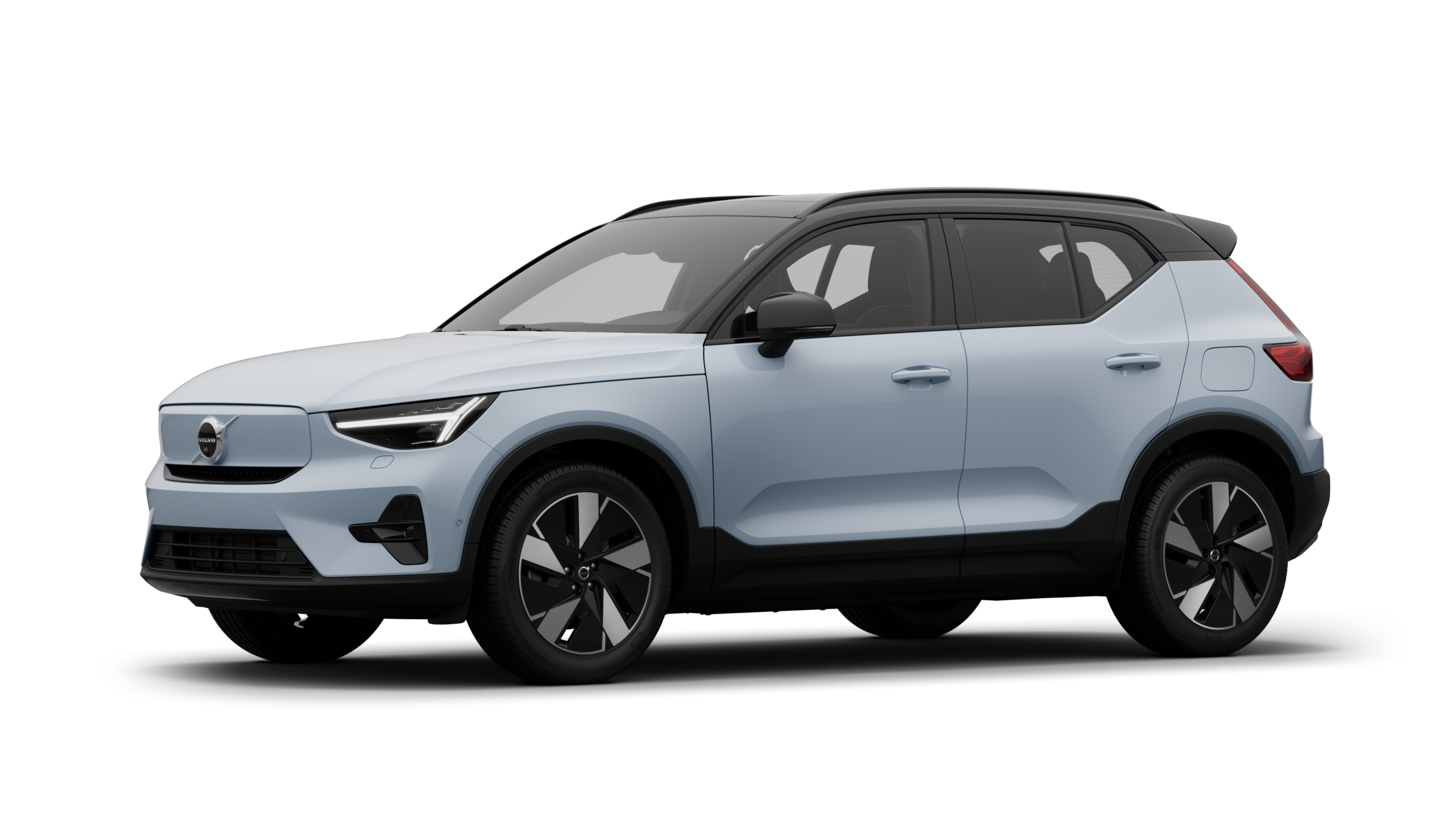 Extérieur d’une Volvo vue de trois quarts, arrière-plan uni d’un studio.