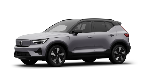 Esterno di un'auto Volvo vista di tre quarti, sfondo semplice di uno studio.