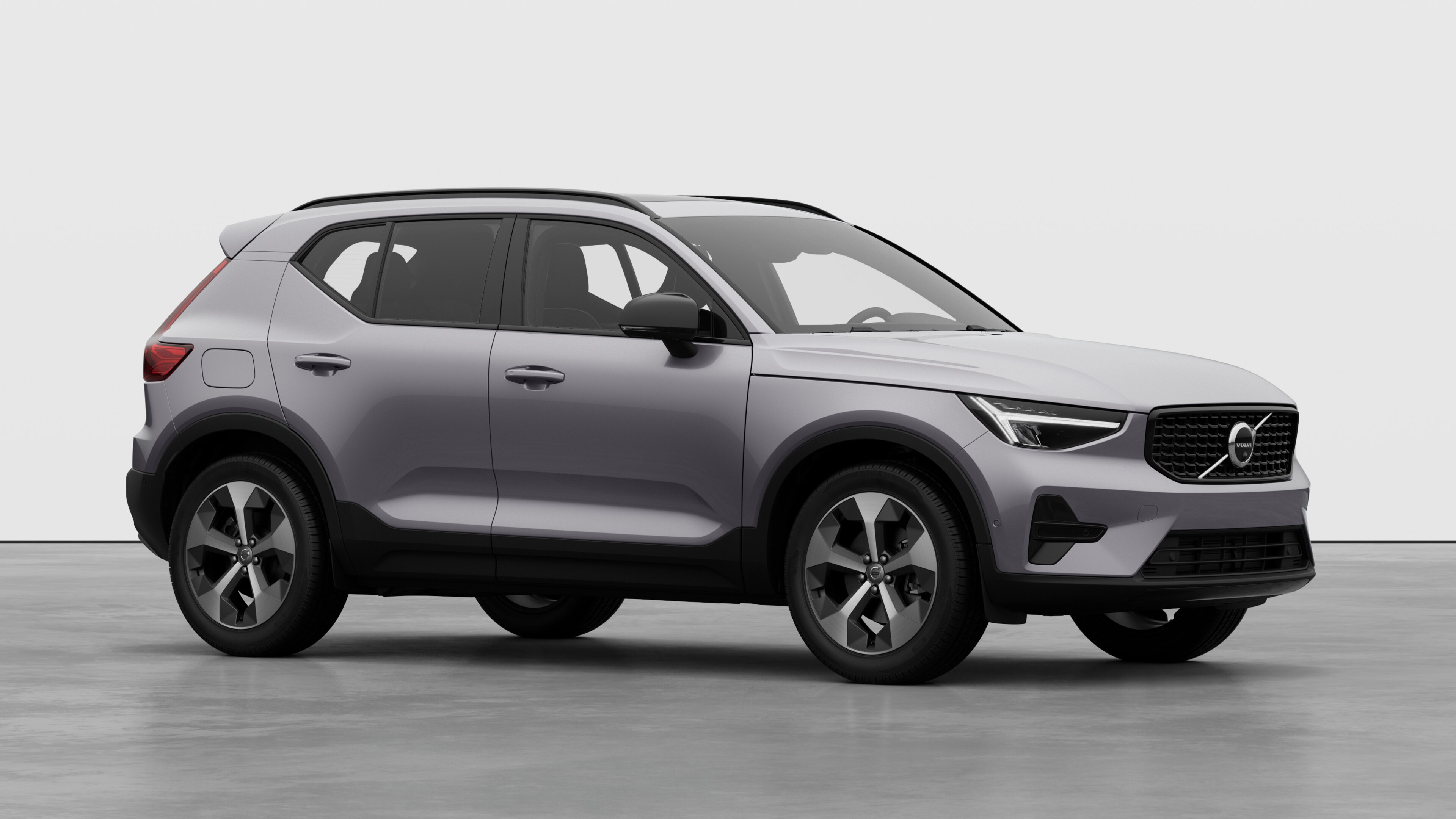 Esterno di un'auto Volvo, vista di tre quarti sullo sfondo di uno studio.