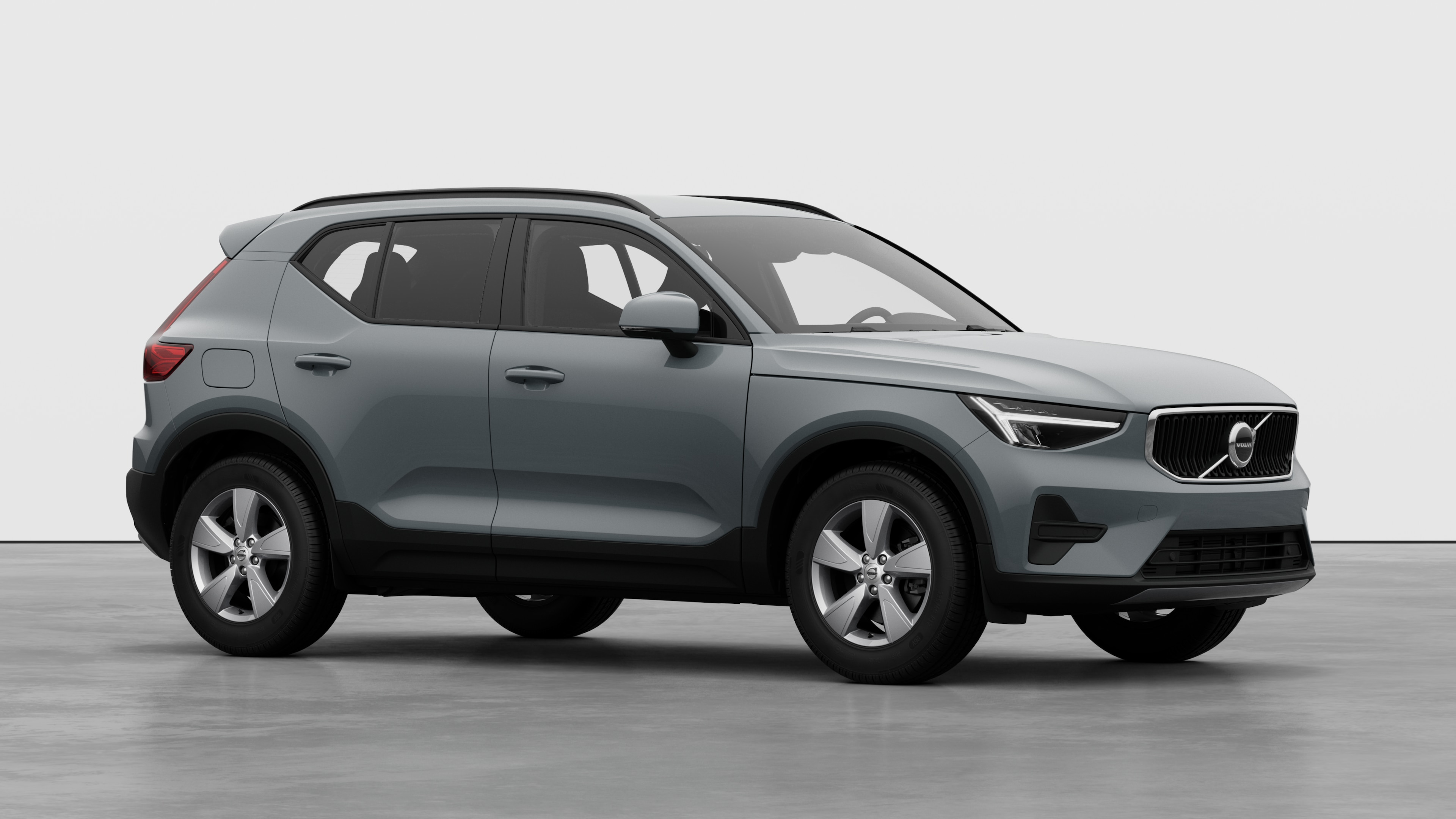 Extérieur d’une Volvo, vue de trois quarts sur un fond de studio uni.