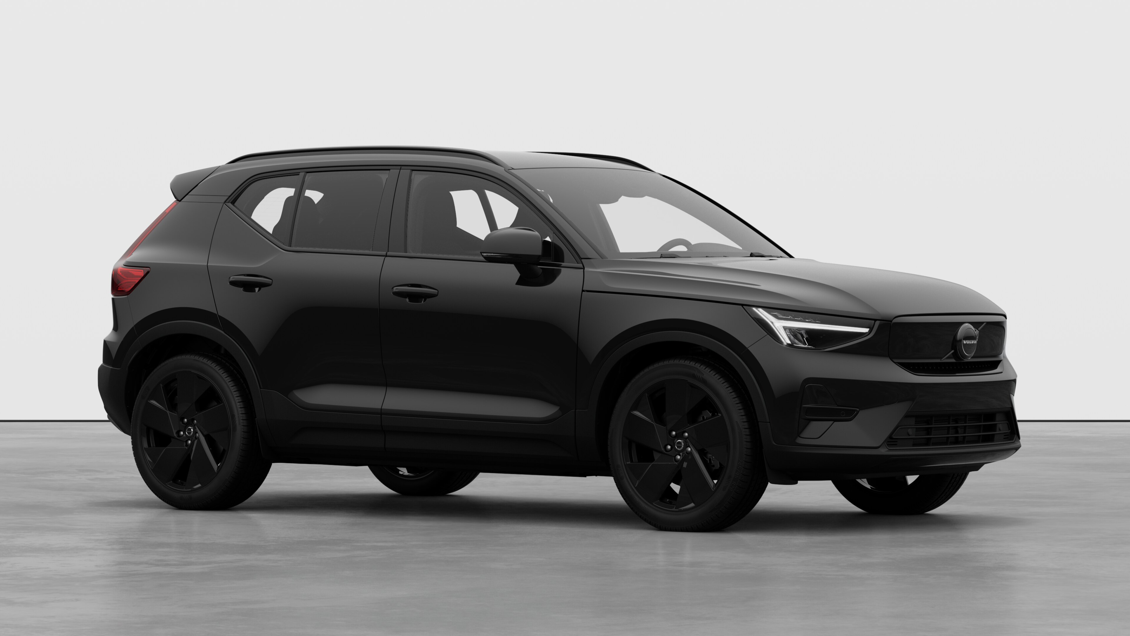 Esterno di un'auto Volvo, vista di tre quarti sullo sfondo di uno studio.