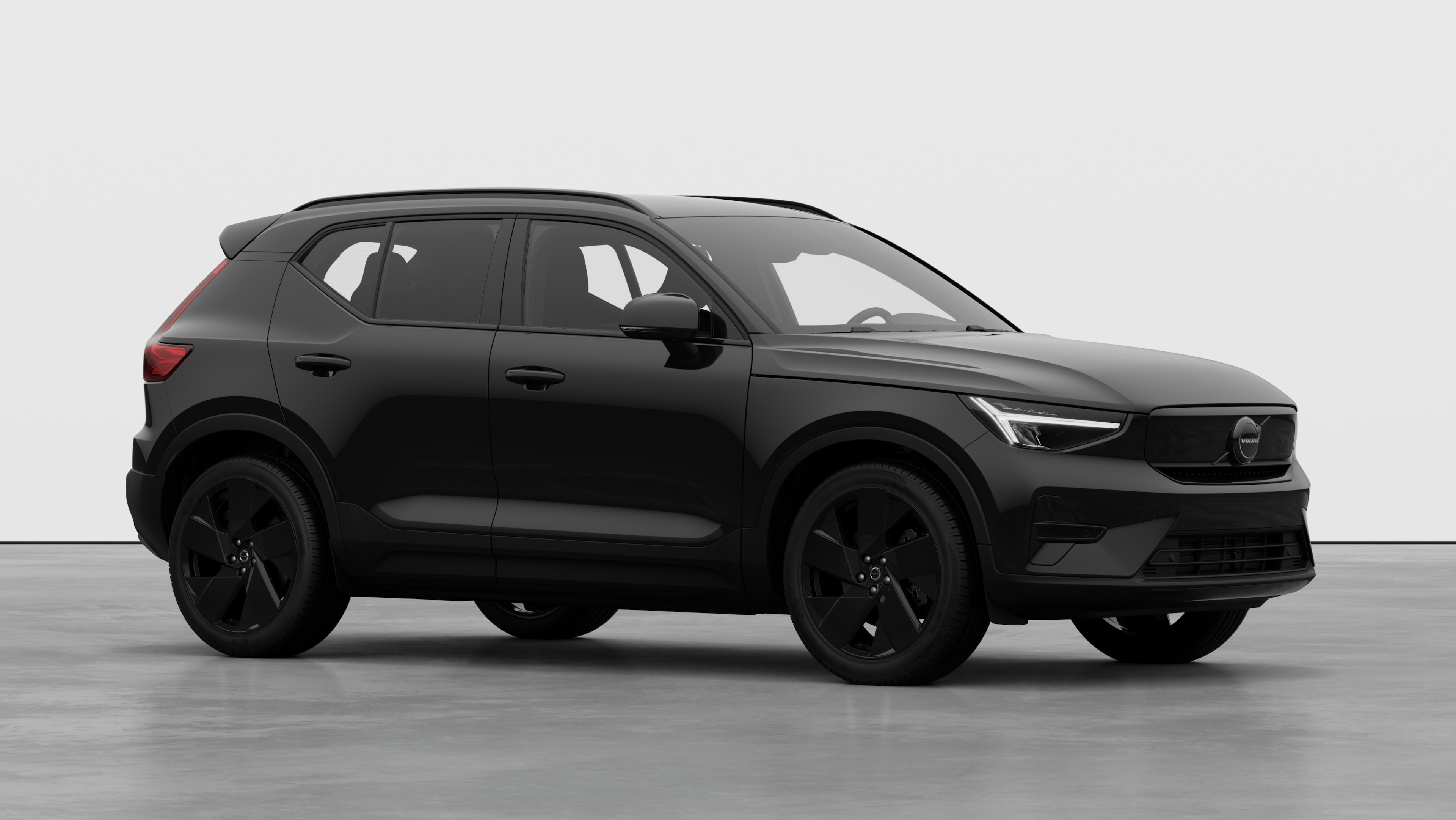 Extérieur d’une Volvo, vue de trois quarts sur un fond de studio uni.