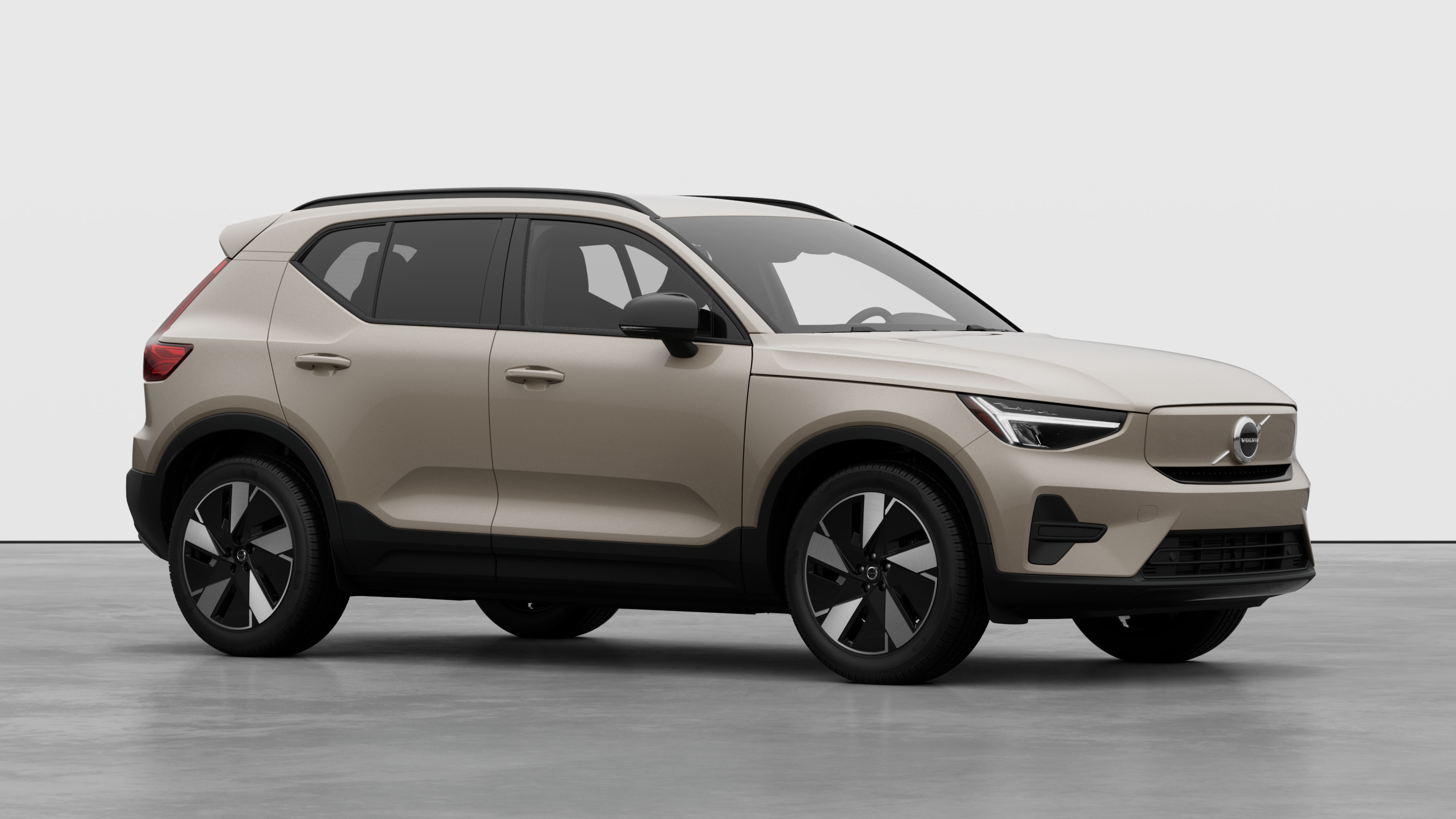 Exterior del vehículo Volvo, vista de tres cuartos en un fondo de estudio liso.