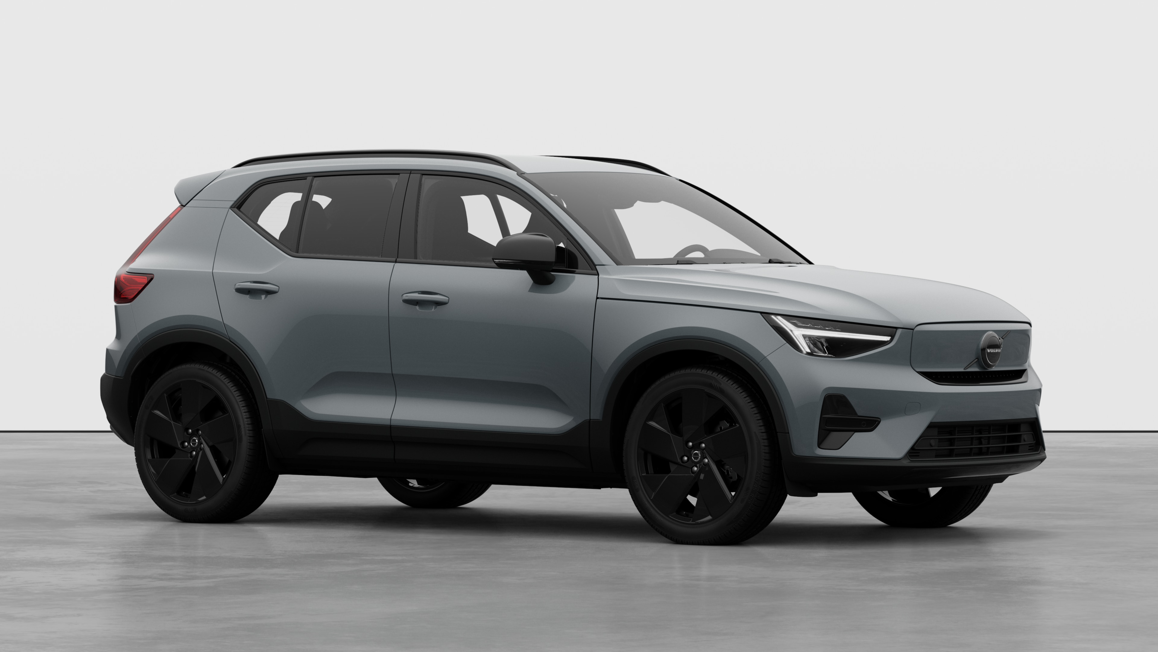 Außenansicht eines Volvo Fahrzeugs, Dreiviertelansicht in einem schlichten Studiohintergrund.