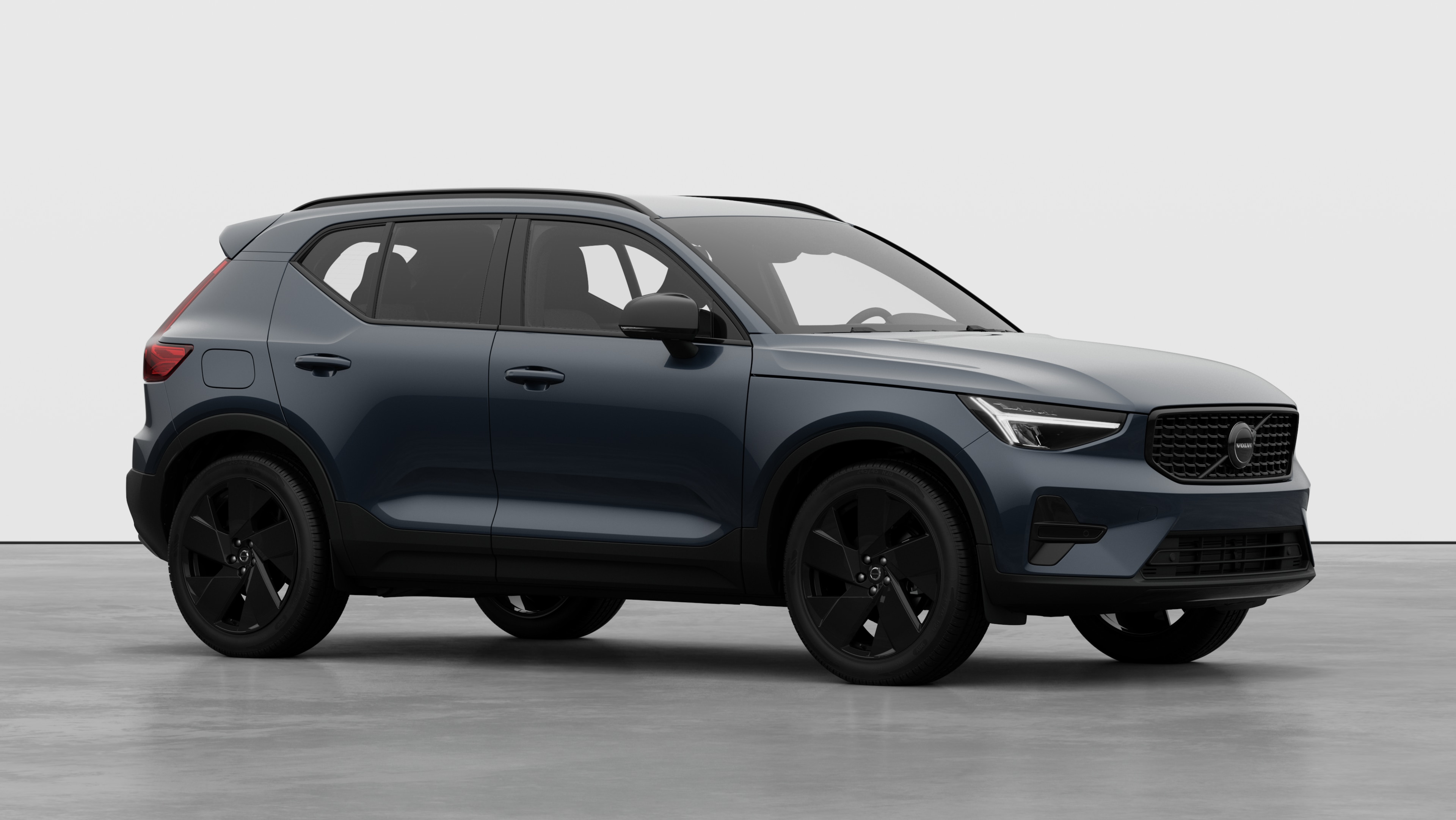 Außenansicht eines Volvo Fahrzeugs, Dreiviertelansicht in einem schlichten Studiohintergrund.