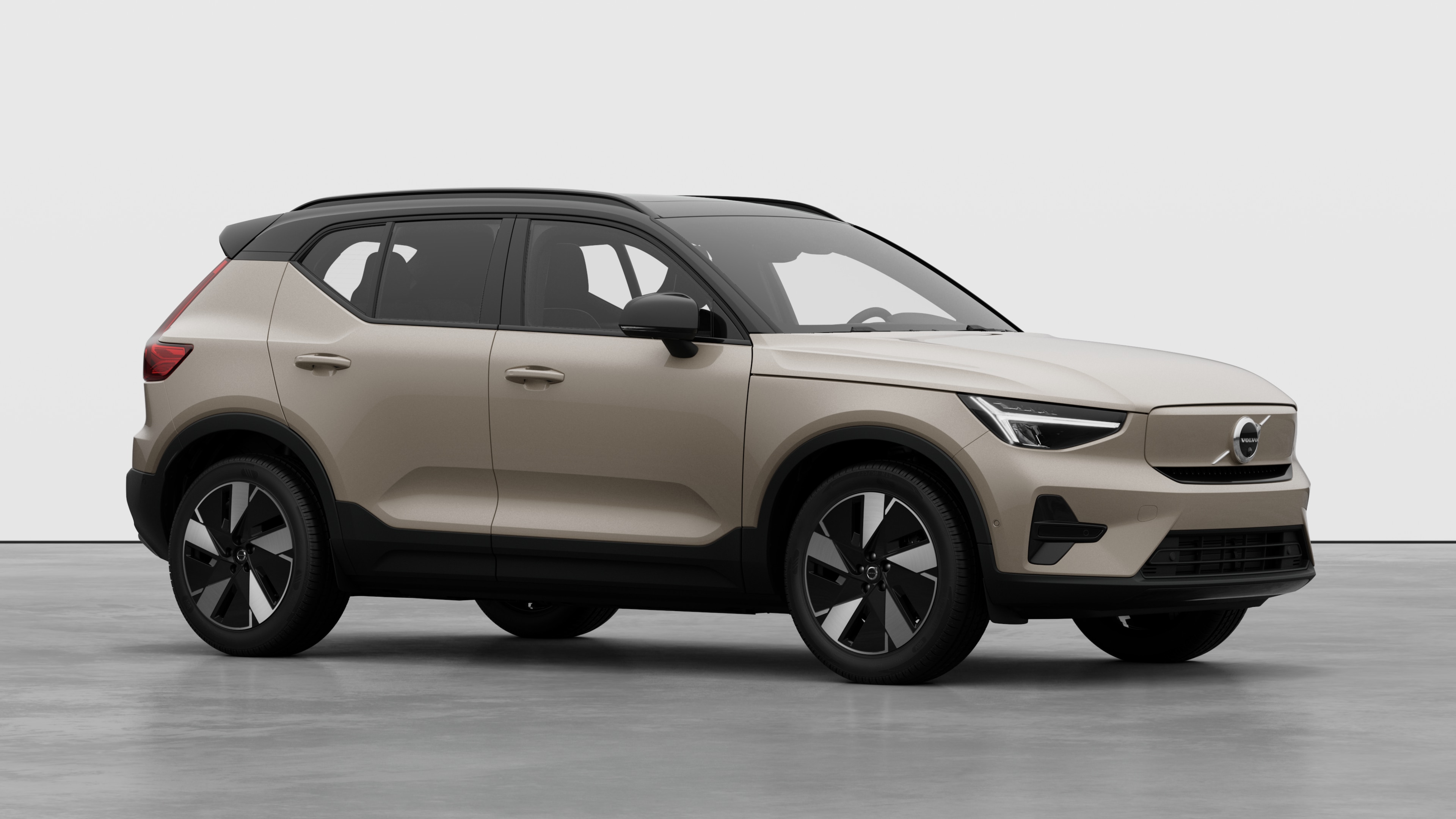 Esterno di un'auto Volvo, vista di tre quarti sullo sfondo di uno studio.