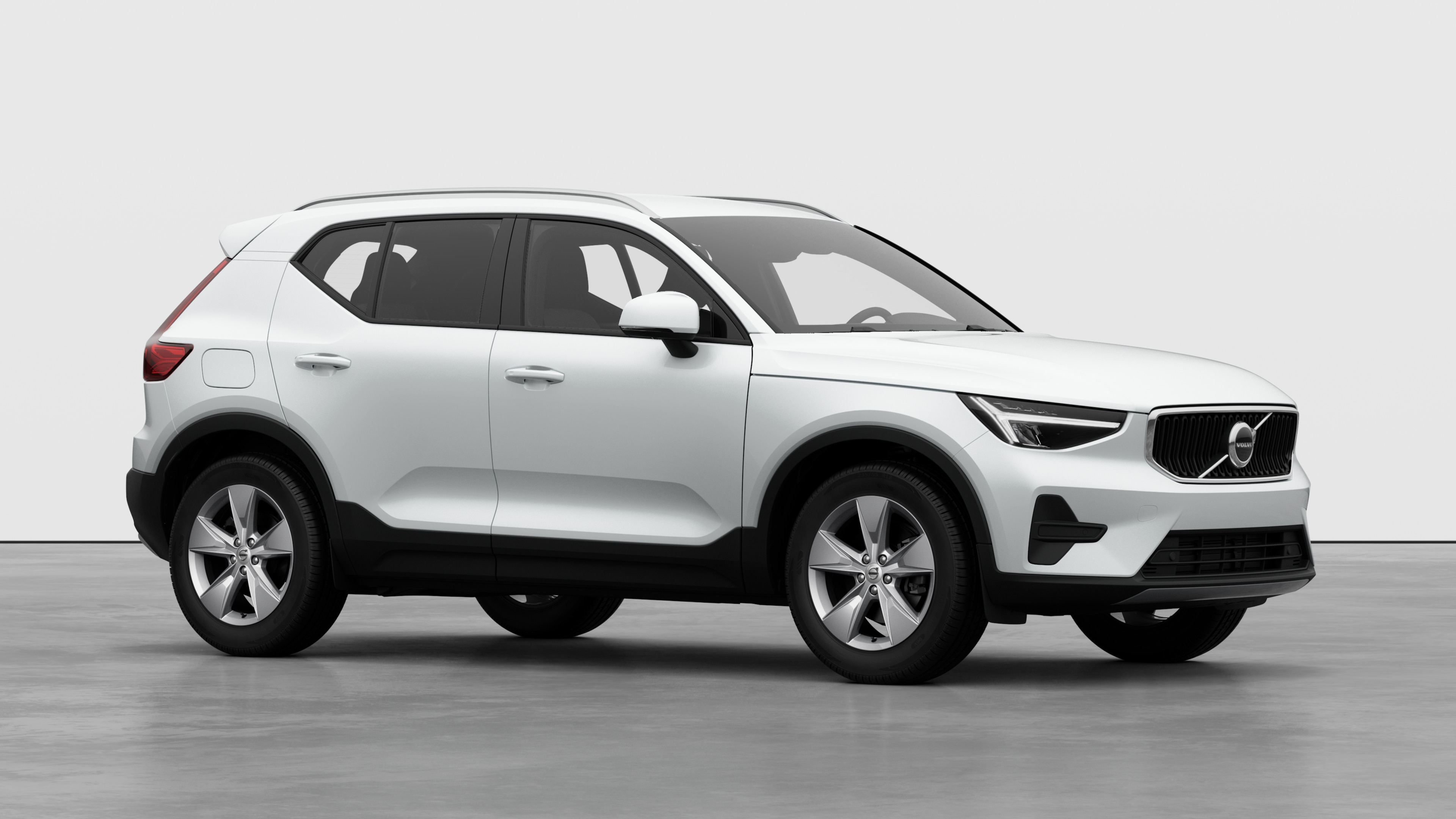 Εξωτερικό αυτοκινήτου Volvo, άποψη τριών τετάρτων σε απλό φόντο στούντιο.