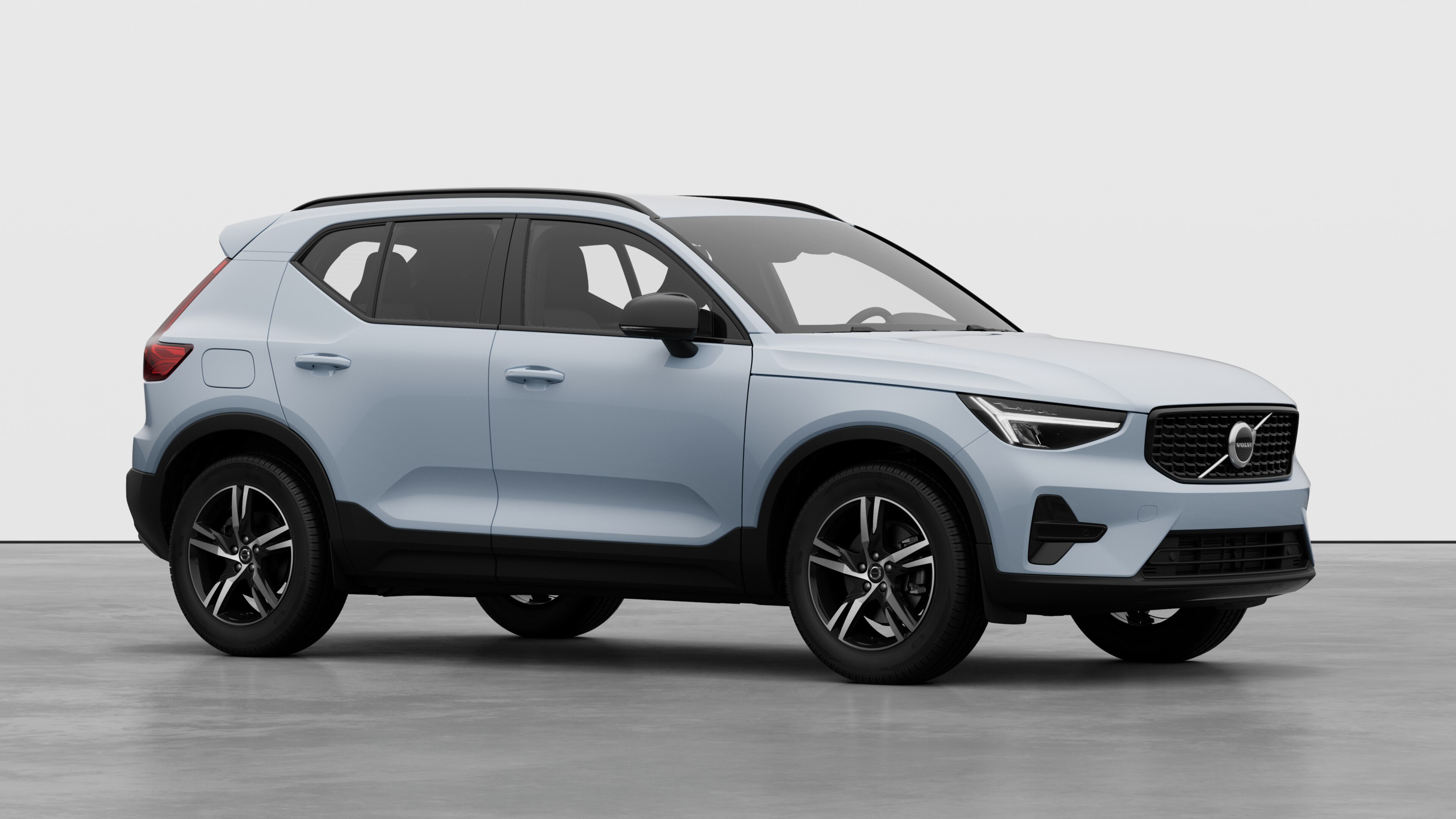 Volvo autode välisilme, kolmveerandvaade tavalisel stuudiotaustal.