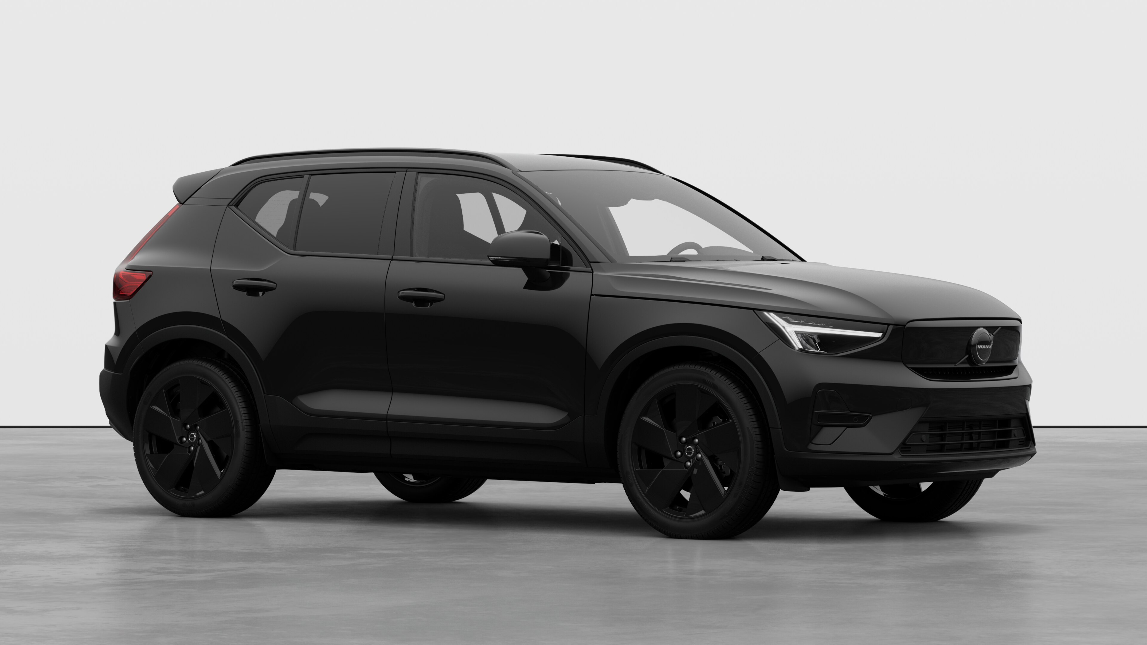 Extérieur d’une Volvo, vue de trois quarts sur un fond de studio uni.