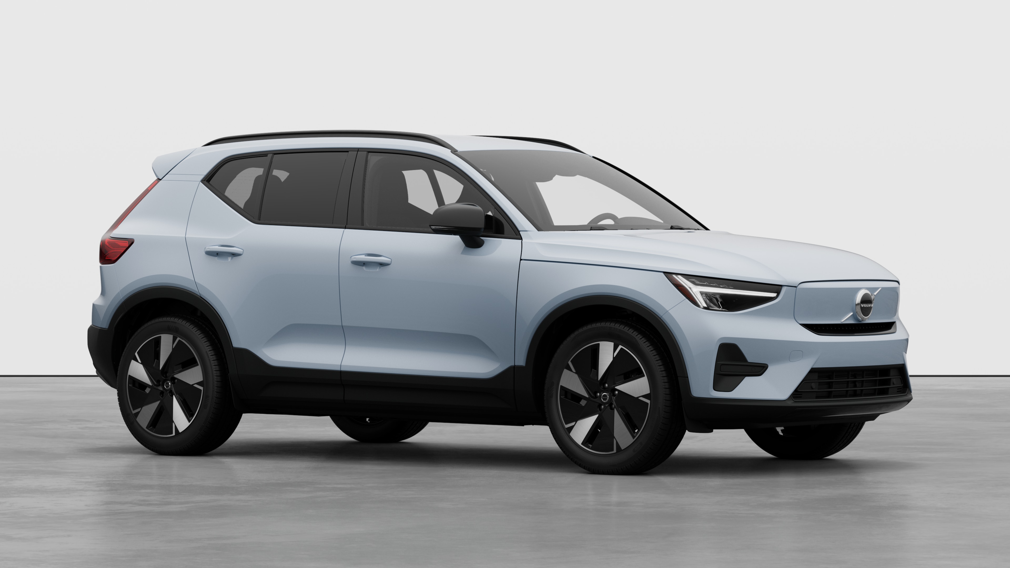 Extérieur d’une voiture Volvo, vue de trois quarts sur un fond de studio uni.