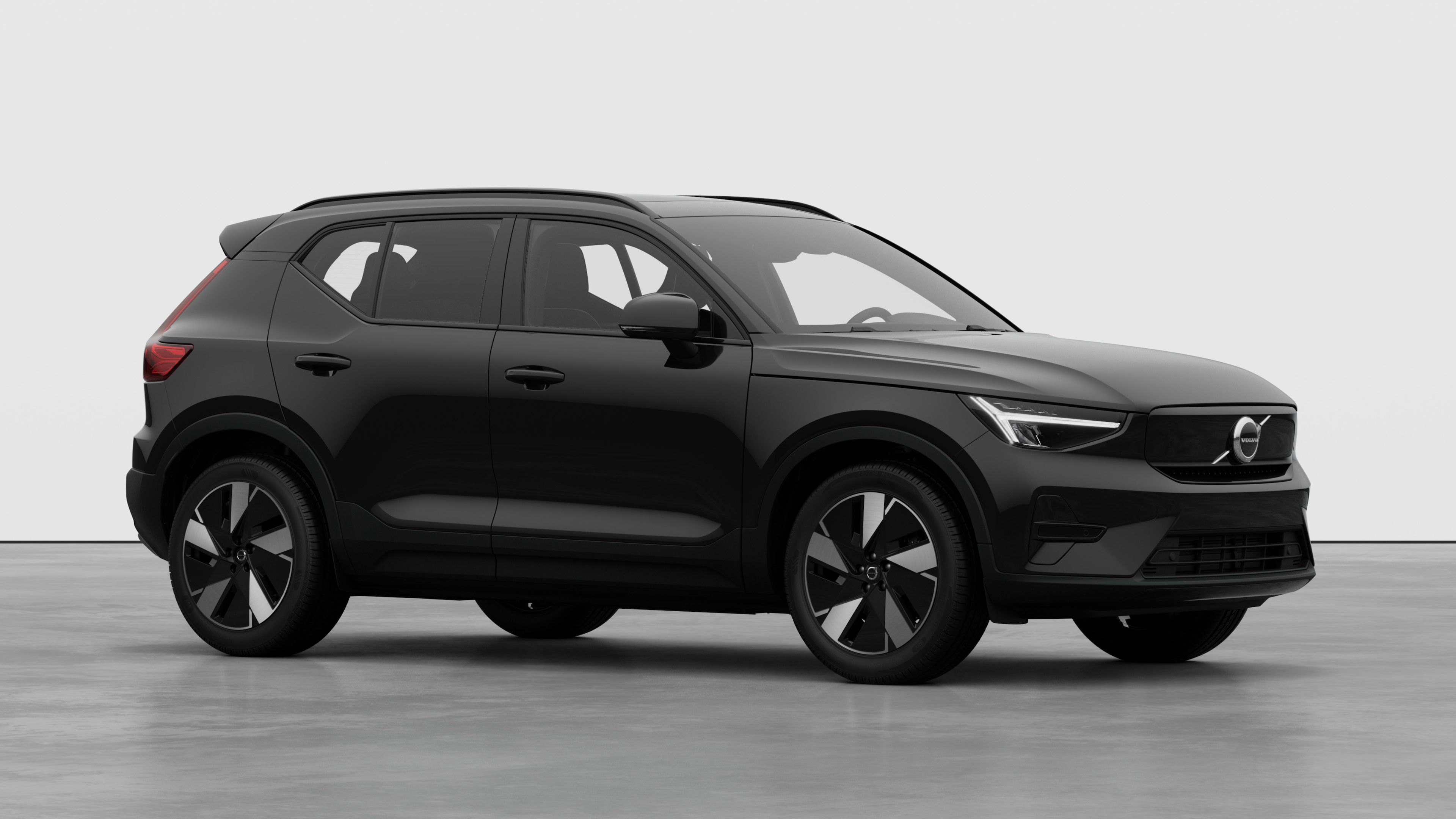 Exterior del vehículo Volvo, vista de tres cuartos en un fondo de estudio liso.