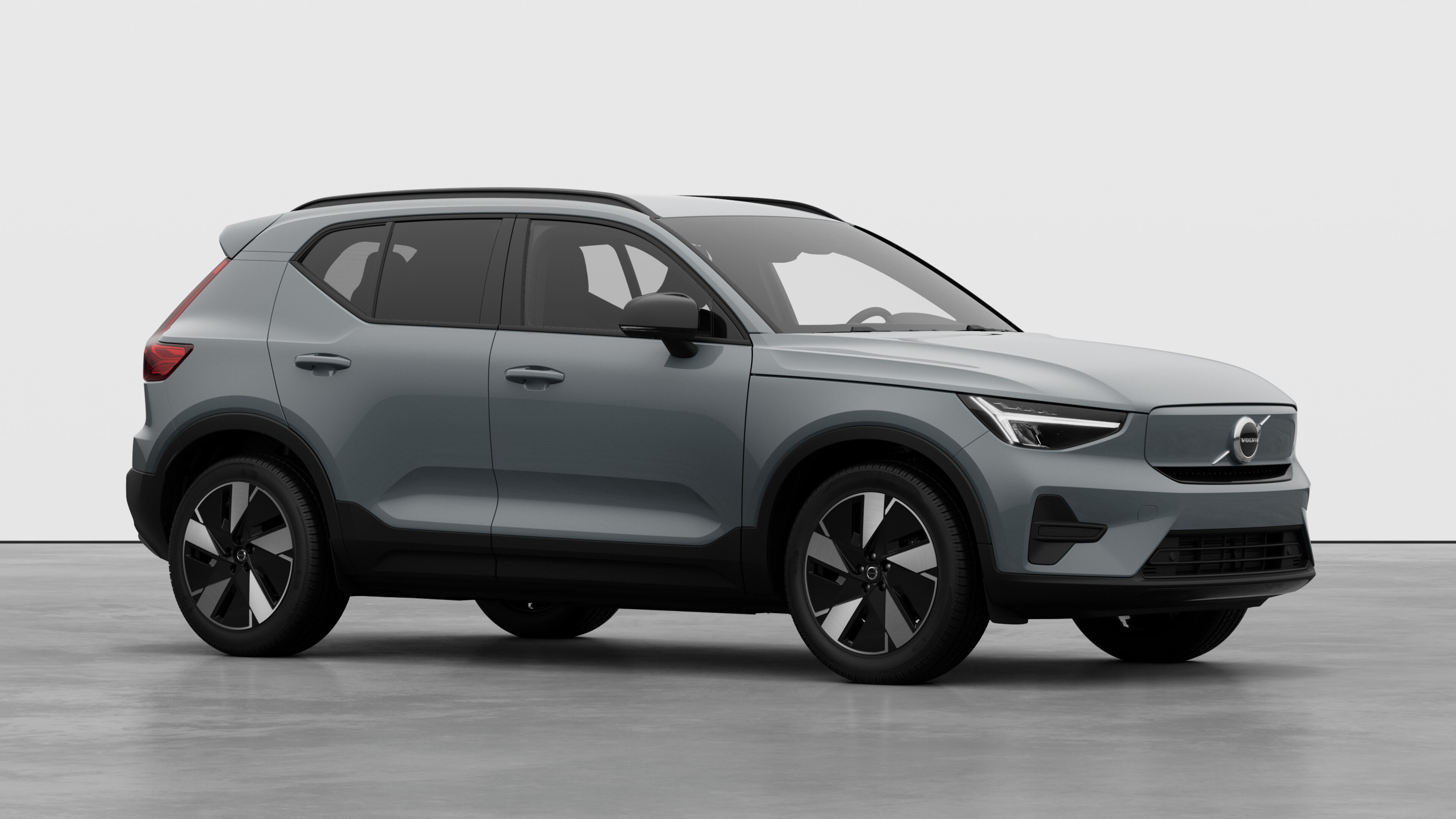 Extérieur d’une Volvo, vue de trois quarts sur un fond de studio uni.