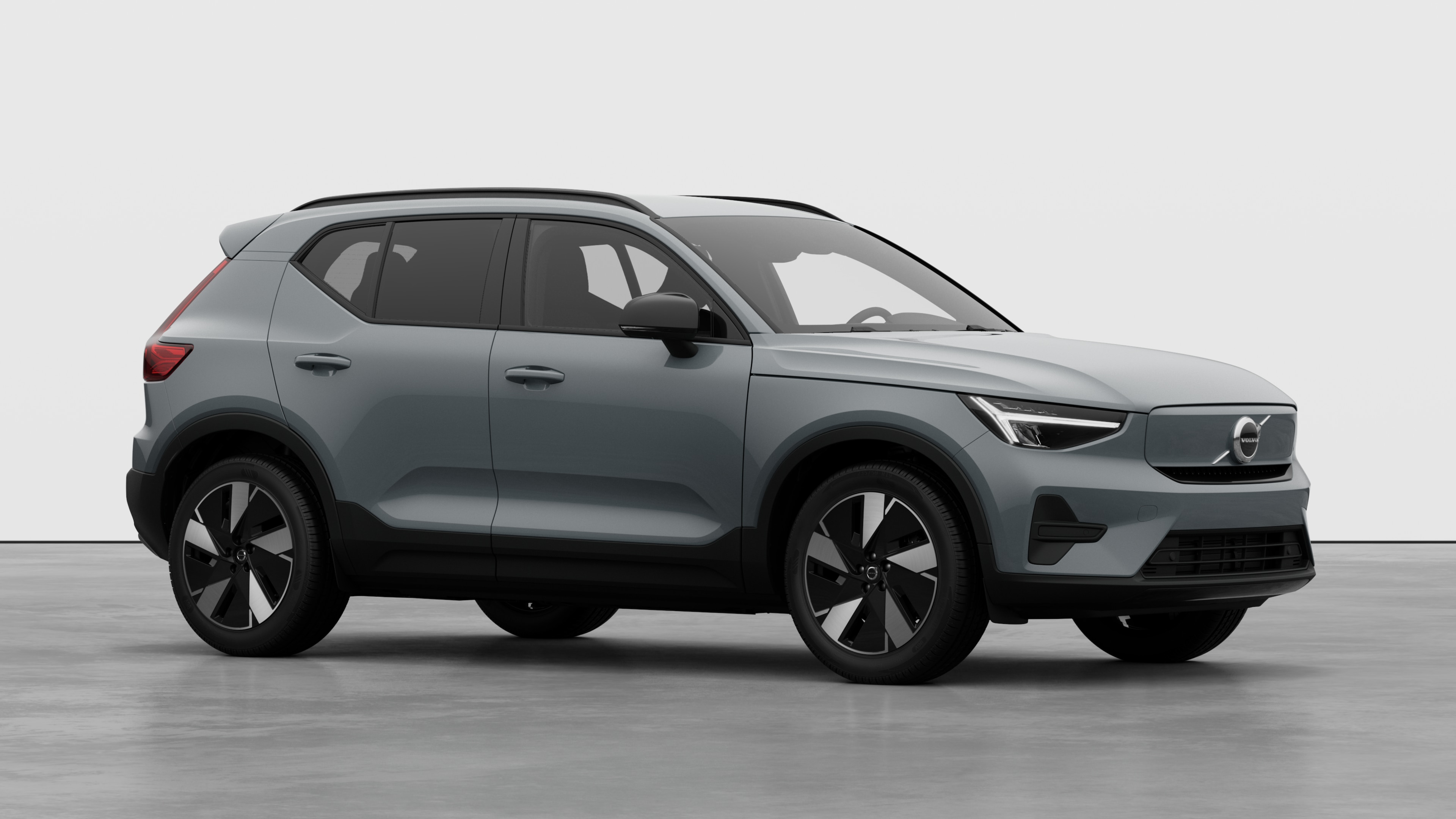 Extérieur d’une Volvo, vue de trois quarts sur un fond de studio uni.