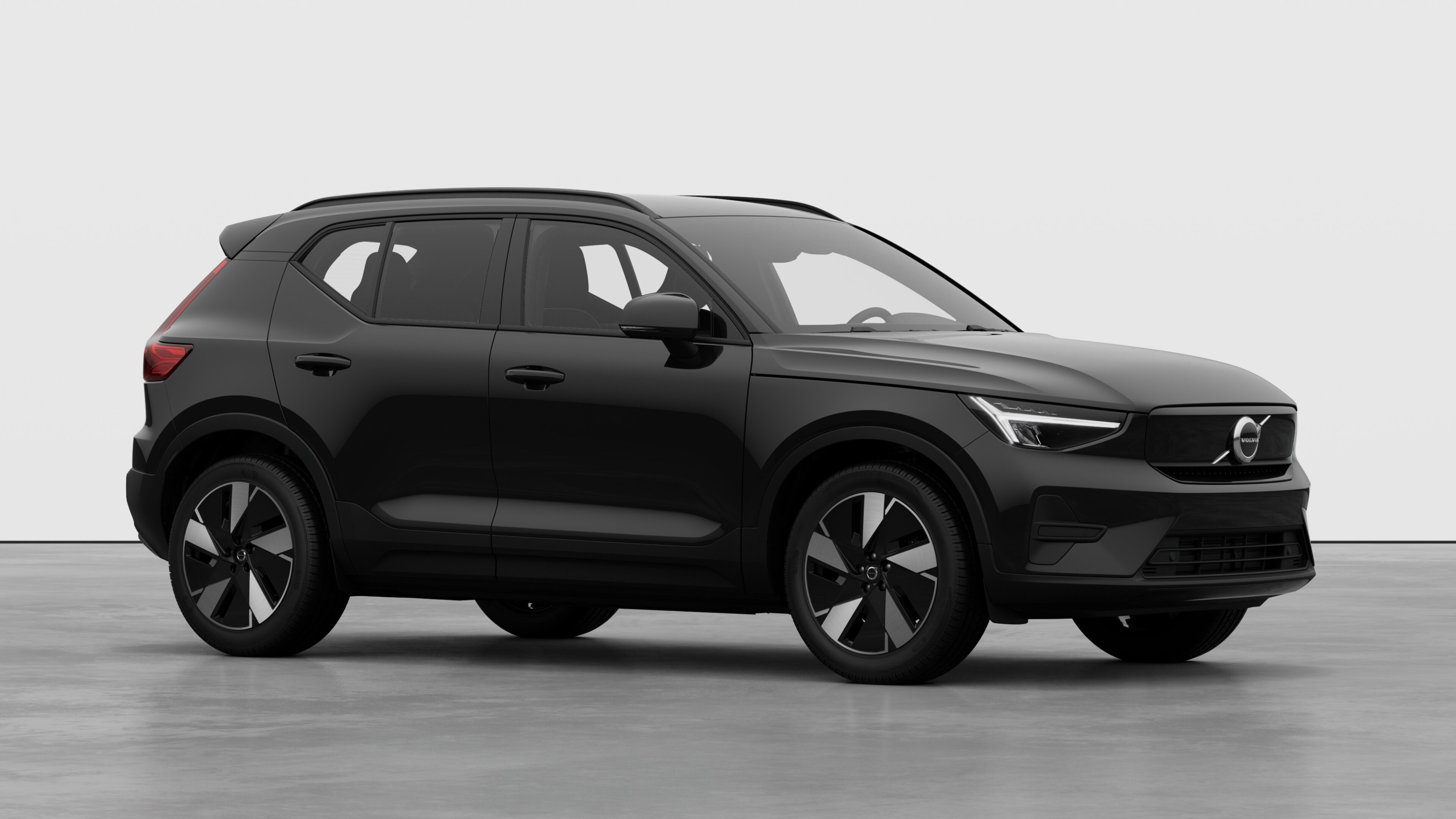 Exterior del vehículo Volvo, vista de tres cuartos en un fondo de estudio liso.