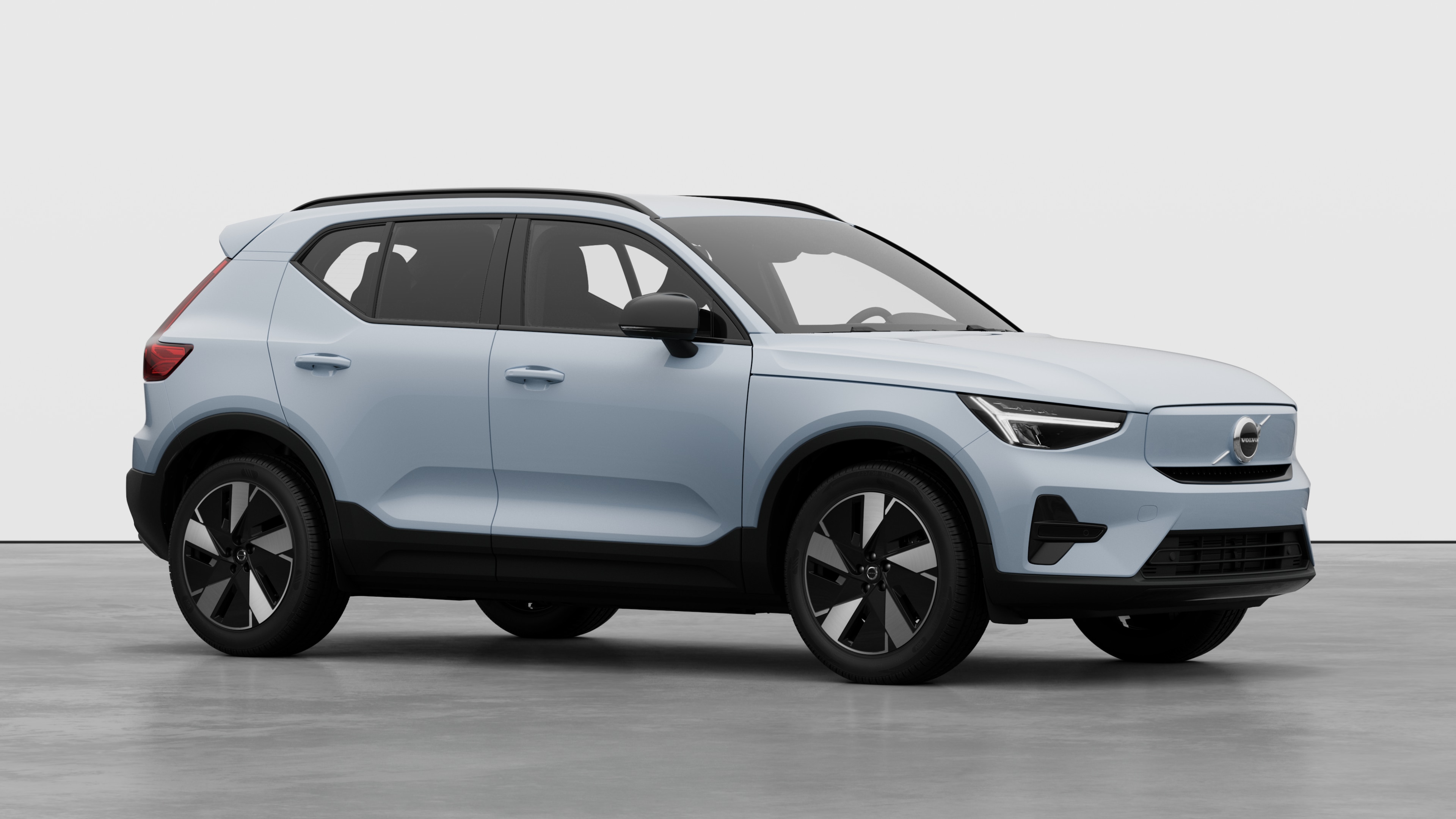 Esterno di un'auto Volvo, vista di tre quarti sullo sfondo di uno studio.