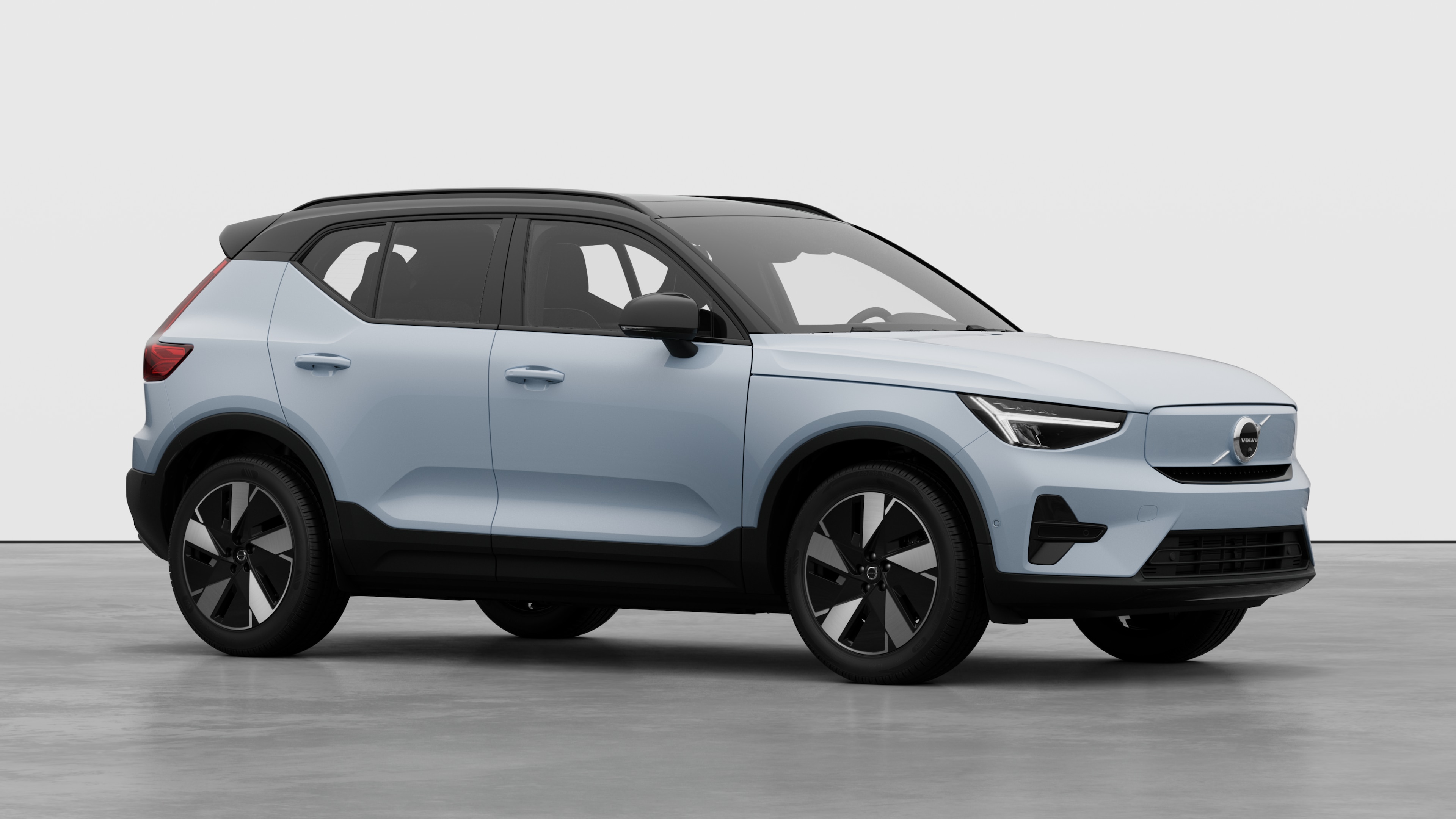 Volvo otomobilin dış görünümü, sade bir stüdyo arka planında dörtte üç görünüm.