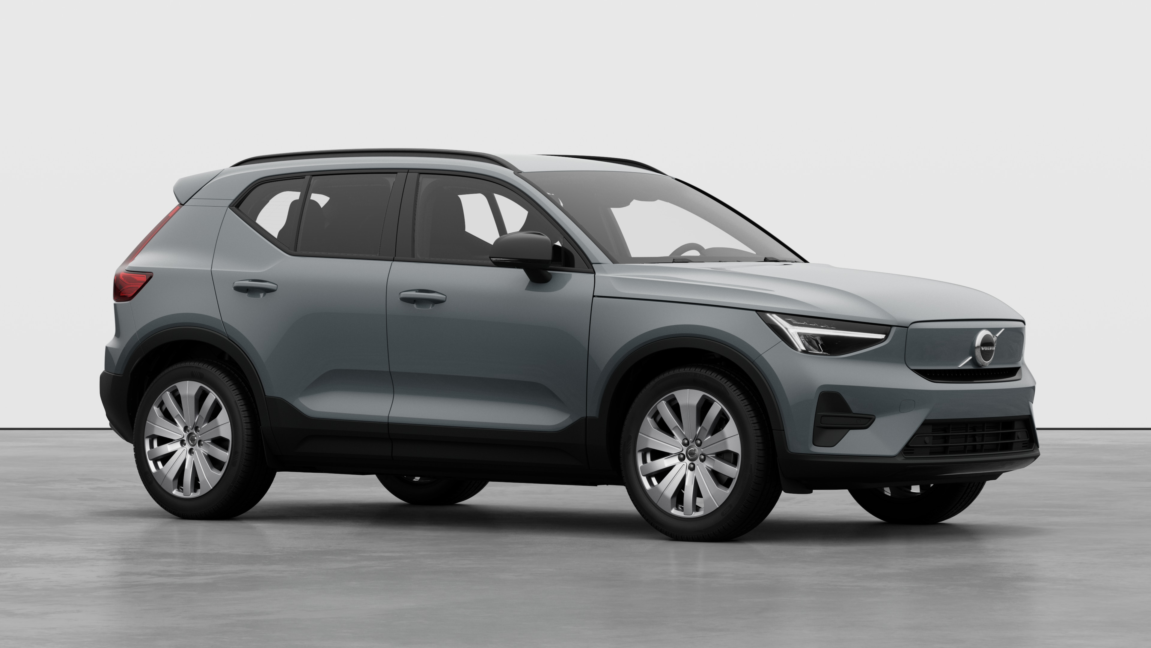 Extérieur d’une Volvo, vue de trois quarts sur un fond de studio uni.