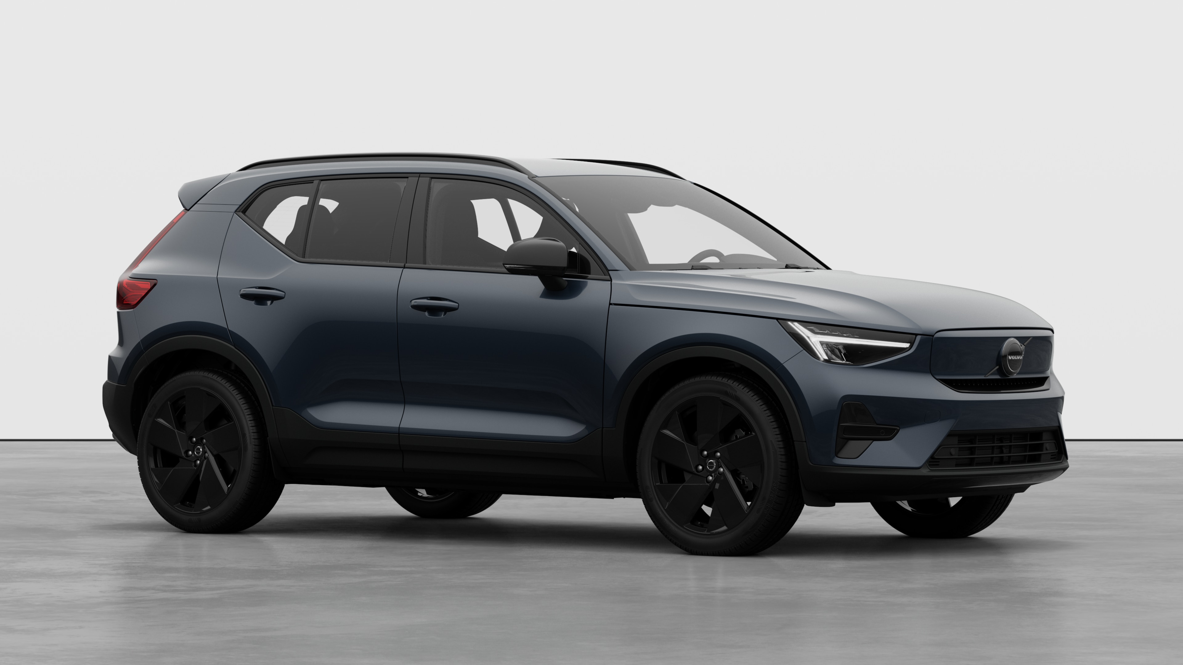 Außenansicht eines Volvo Fahrzeugs, Dreiviertelansicht in einem schlichten Studiohintergrund.