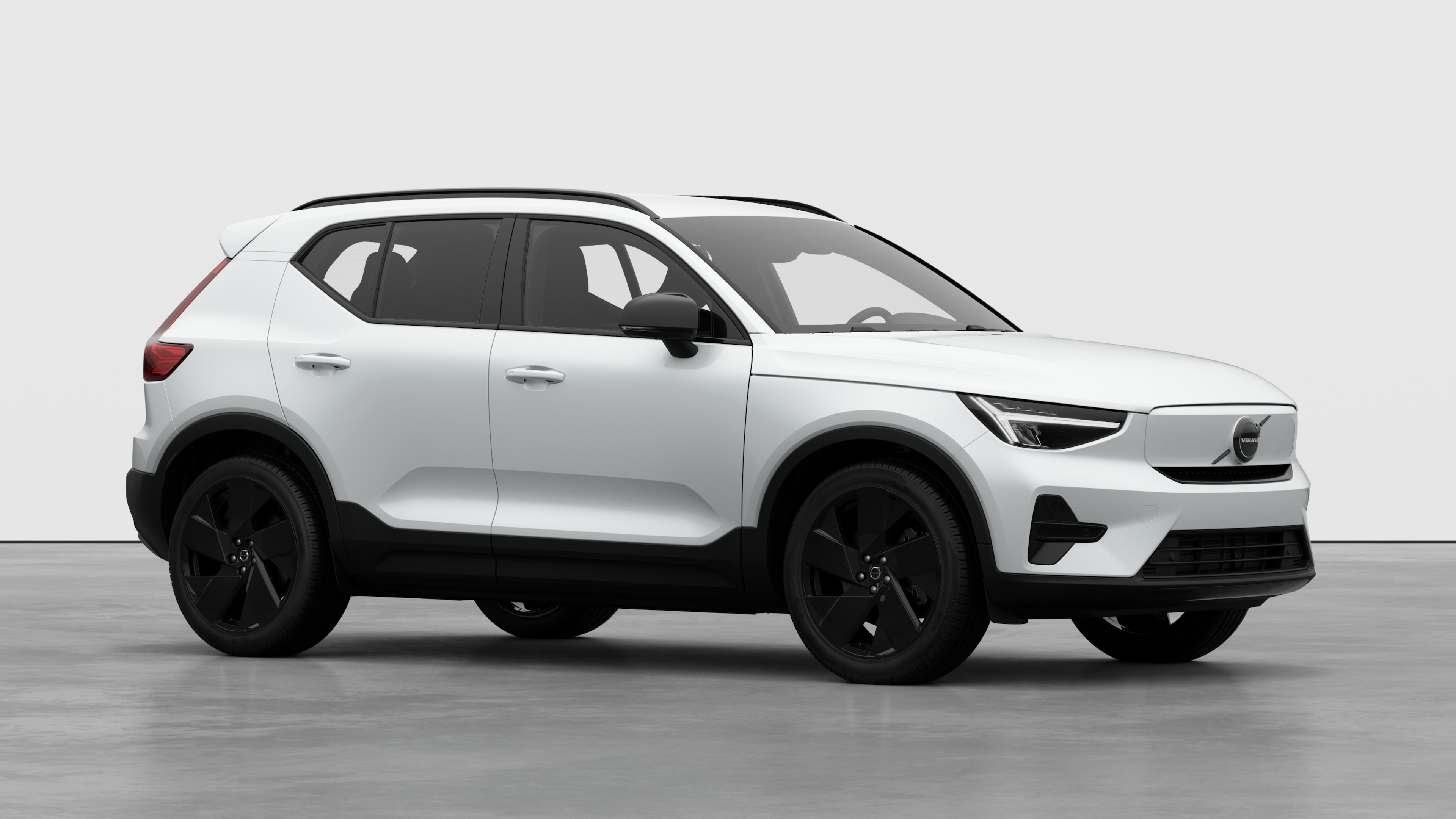 Außenansicht eines Volvo Fahrzeugs, Dreiviertelansicht in einem schlichten Studiohintergrund.