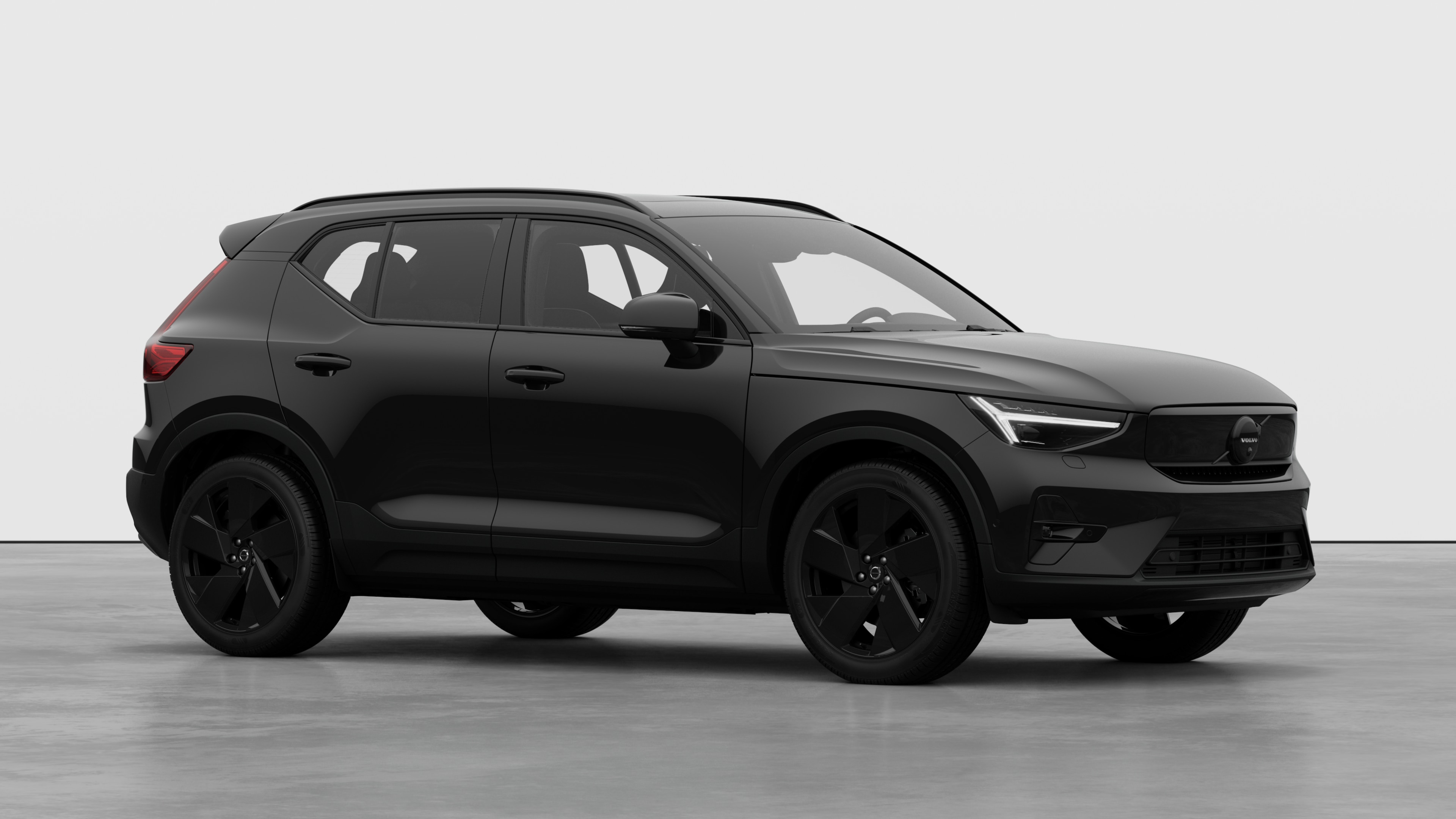 Extérieur d’une voiture Volvo, vue de trois quarts sur un fond de studio uni.