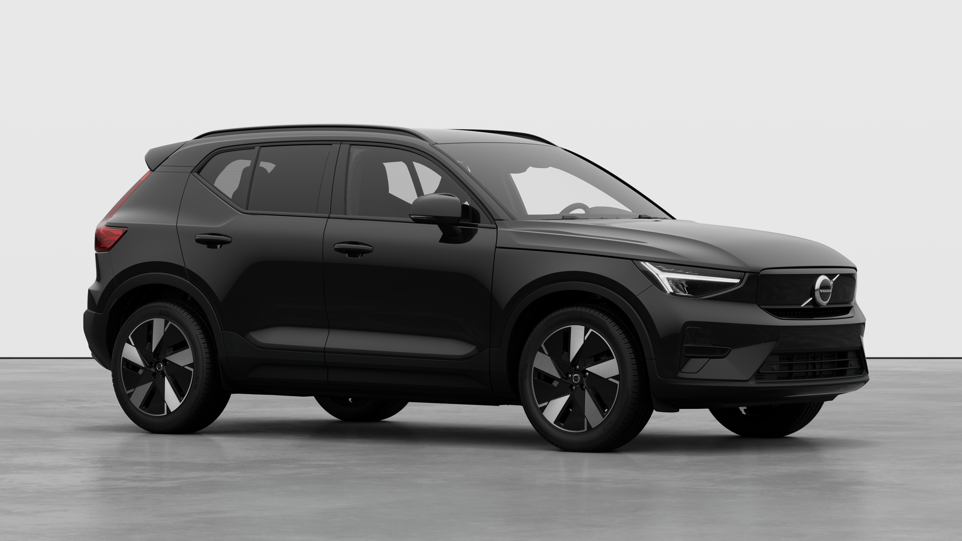 Extérieur d’une Volvo, vue de trois quarts sur un fond de studio uni.