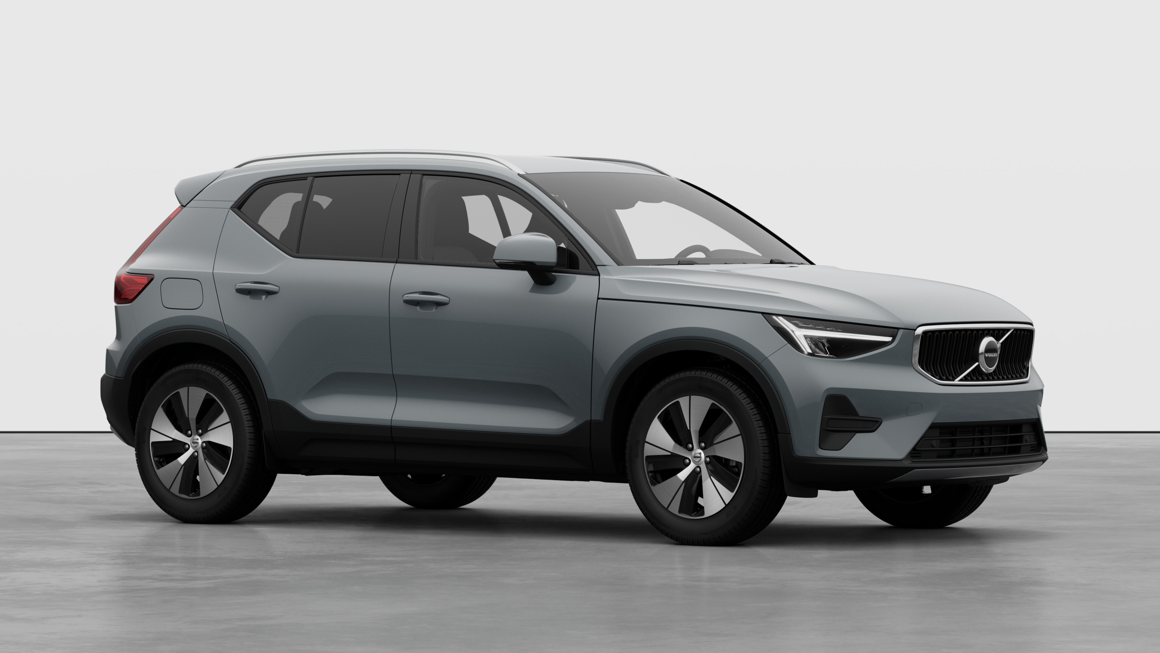 Extérieur d’une Volvo, vue de trois quarts sur un fond de studio uni.