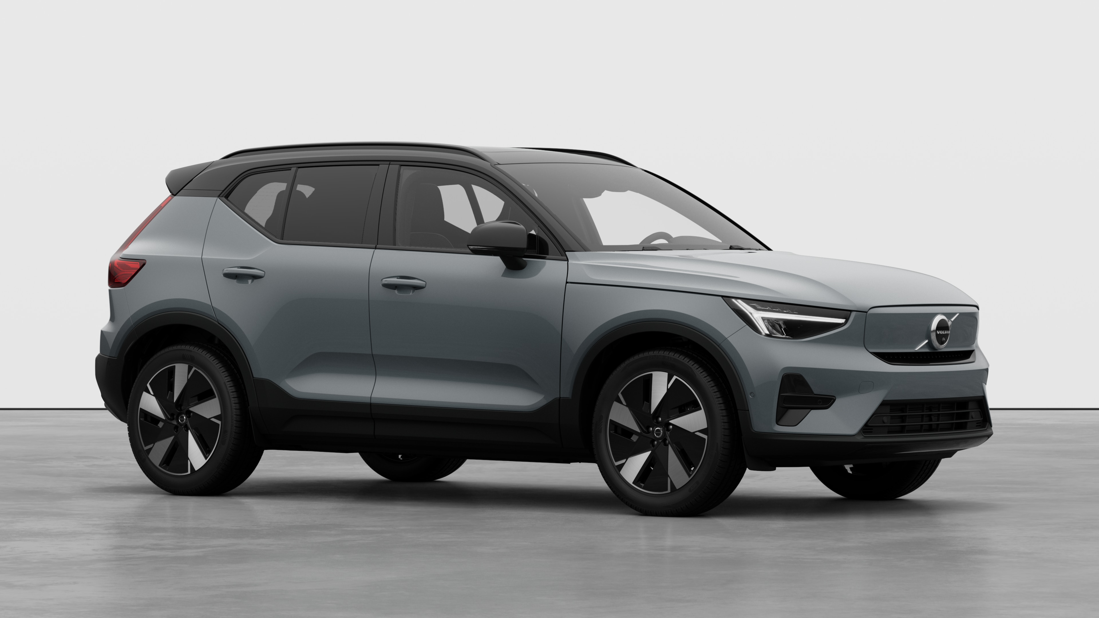 Extérieur d’une Volvo, vue de trois quarts sur un fond de studio uni.