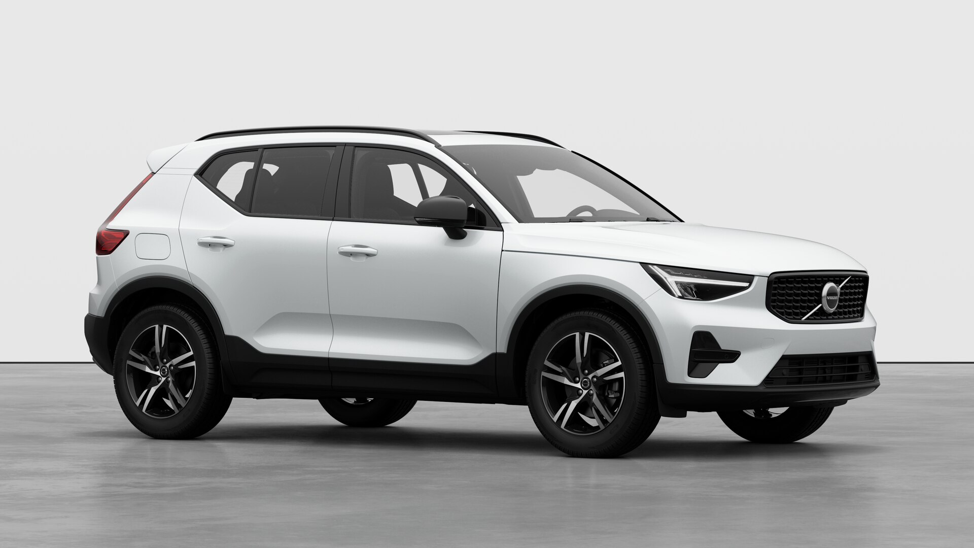 Extérieur d’une Volvo, vue de trois quarts sur un fond de studio uni.