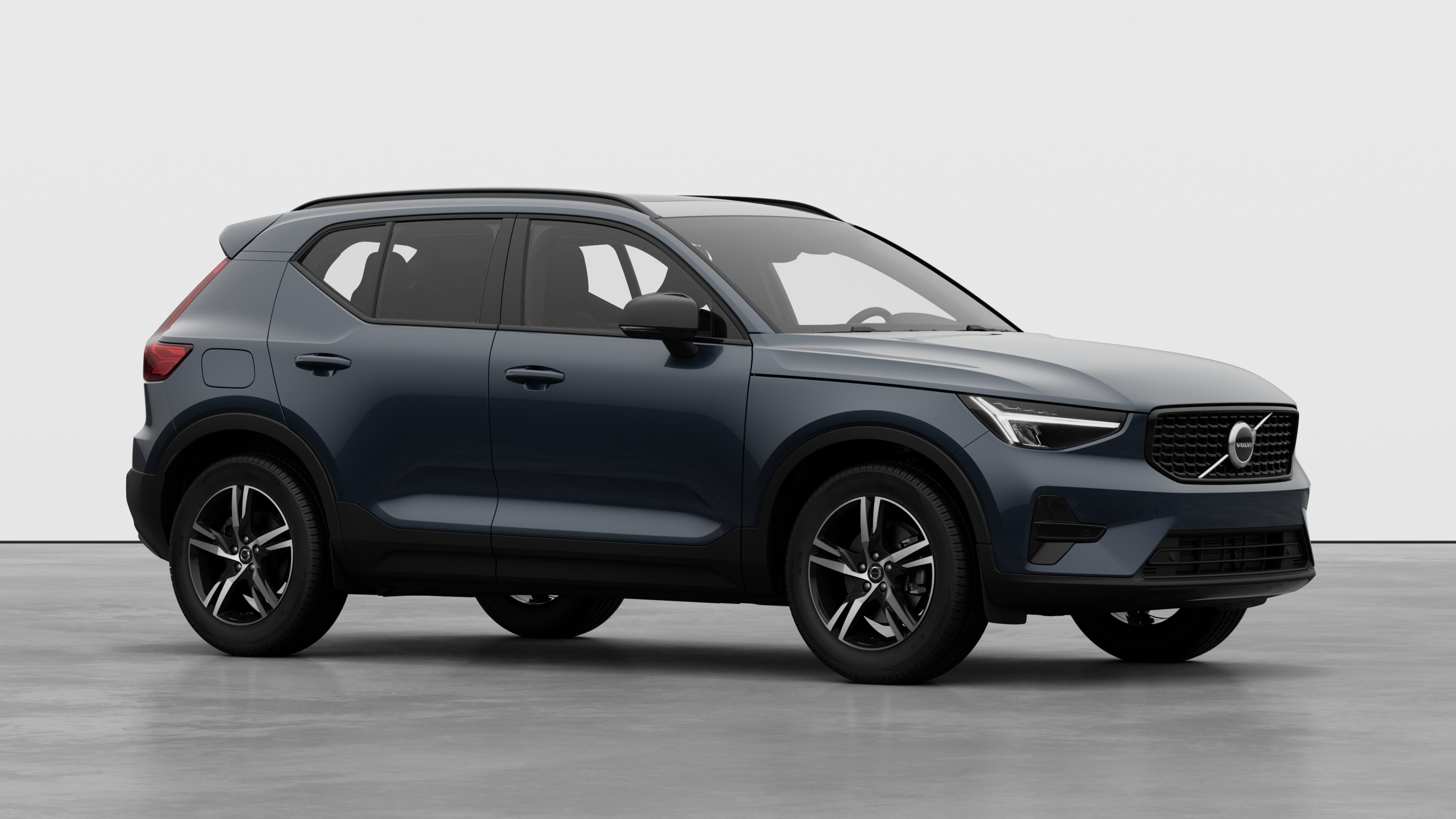 Extérieur d’une Volvo, vue de trois quarts sur un fond de studio uni.
