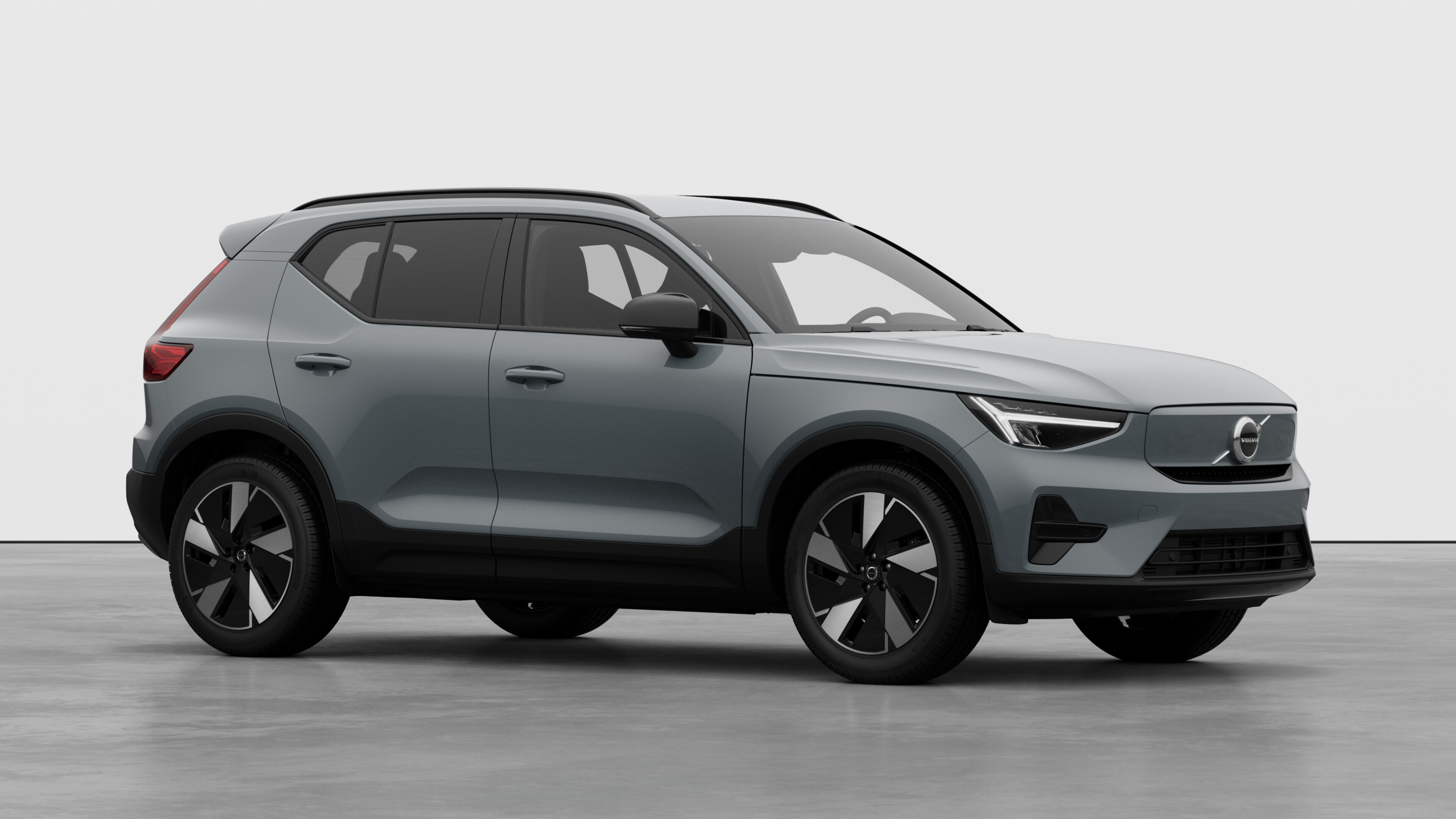 Extérieur d’une Volvo, vue de trois quarts sur un fond de studio uni.