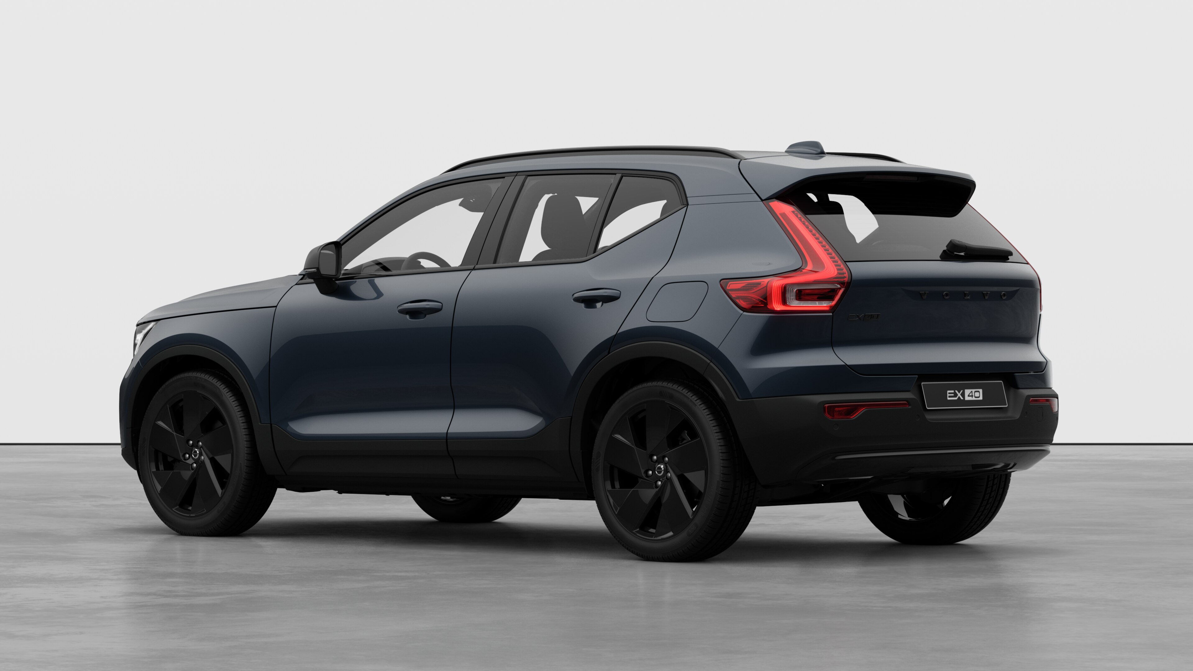 Dreiviertelansicht des Hecks eines Volvo in einem schlichten Studiohintergrund.