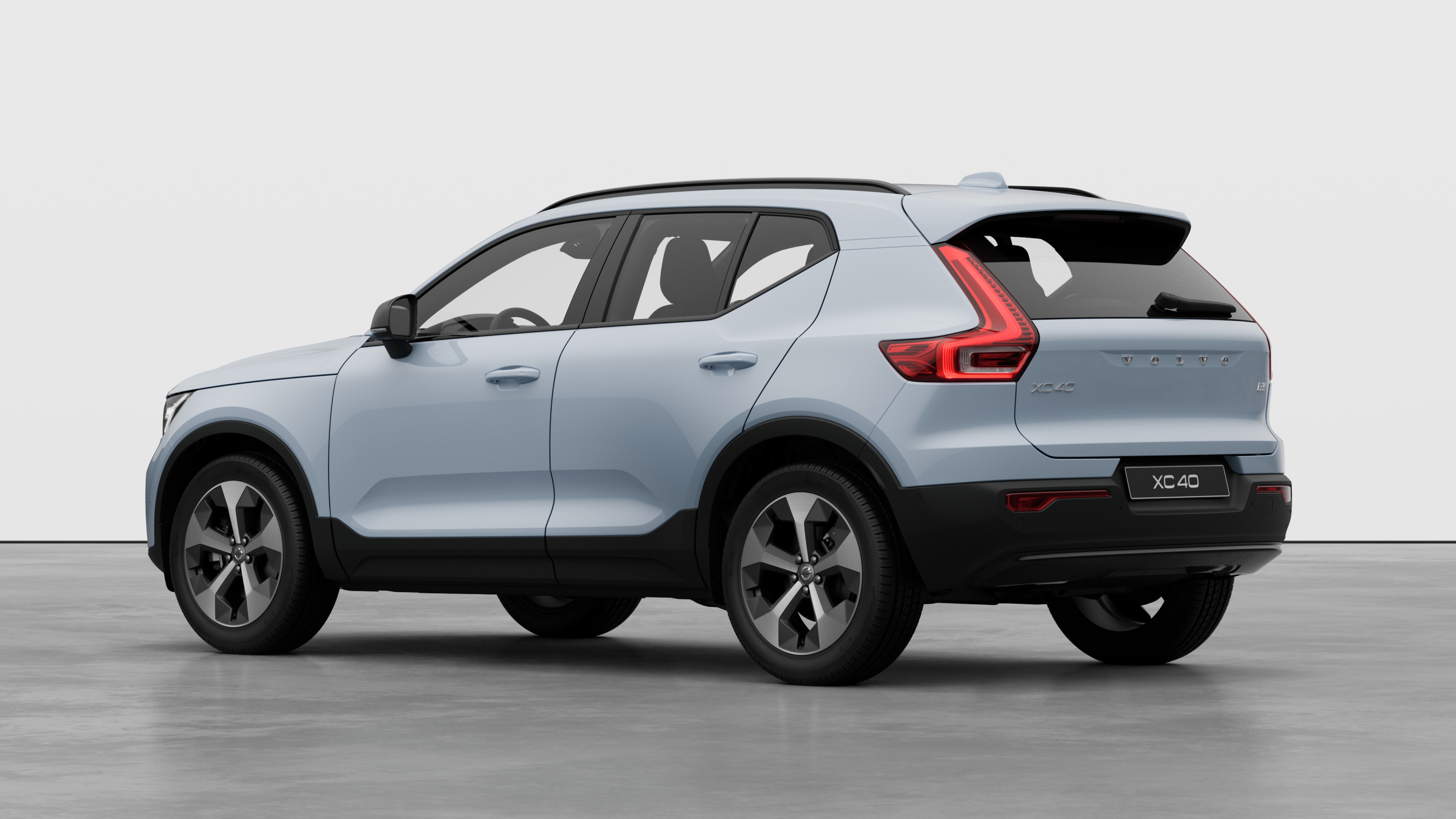 Widok z tyłu samochodu Volvo w trzech czwartych na tle zwykłego studia