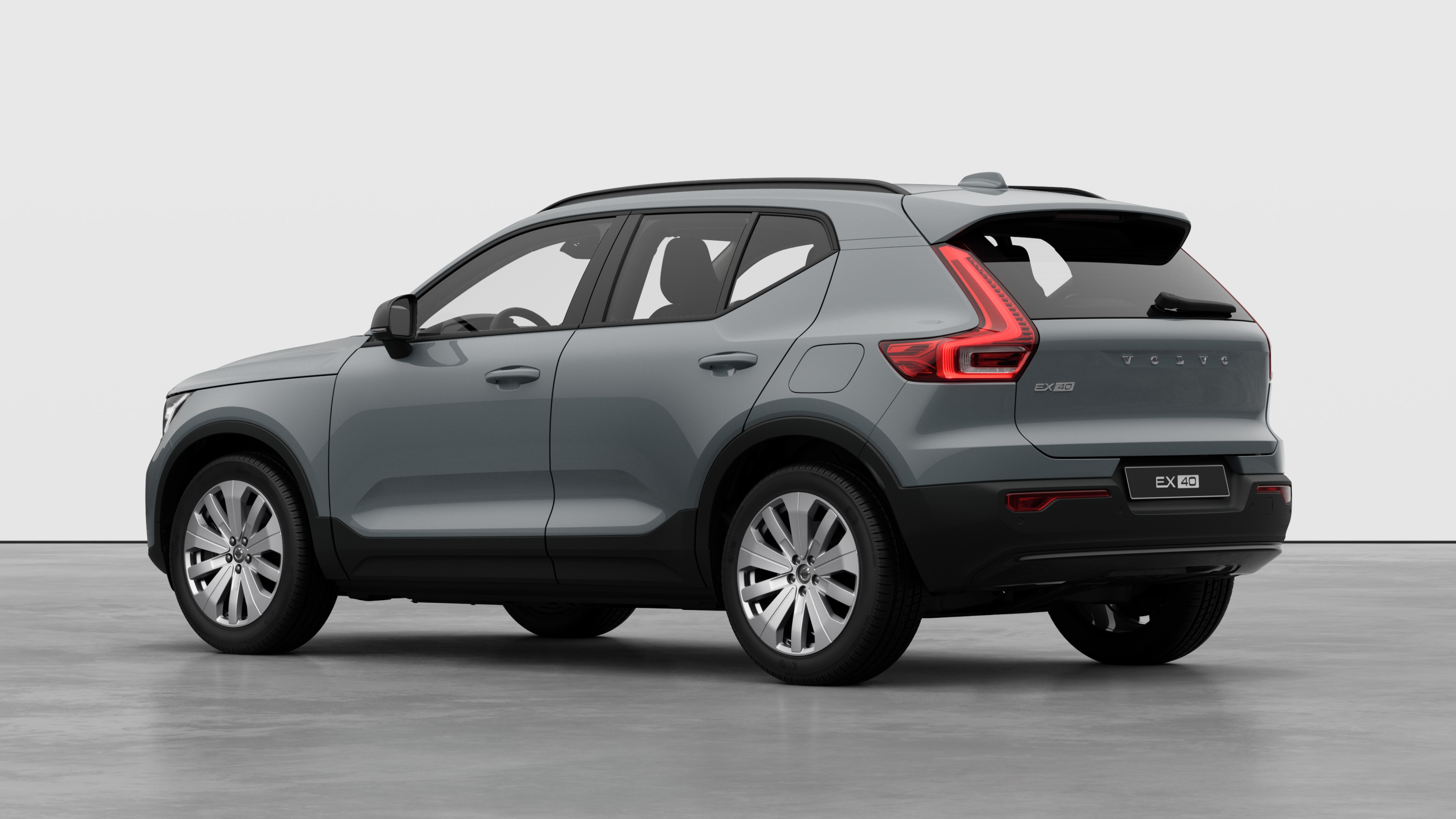 Driekwart achteraanzicht van een Volvo op een eenvoudige studioachtergrond.